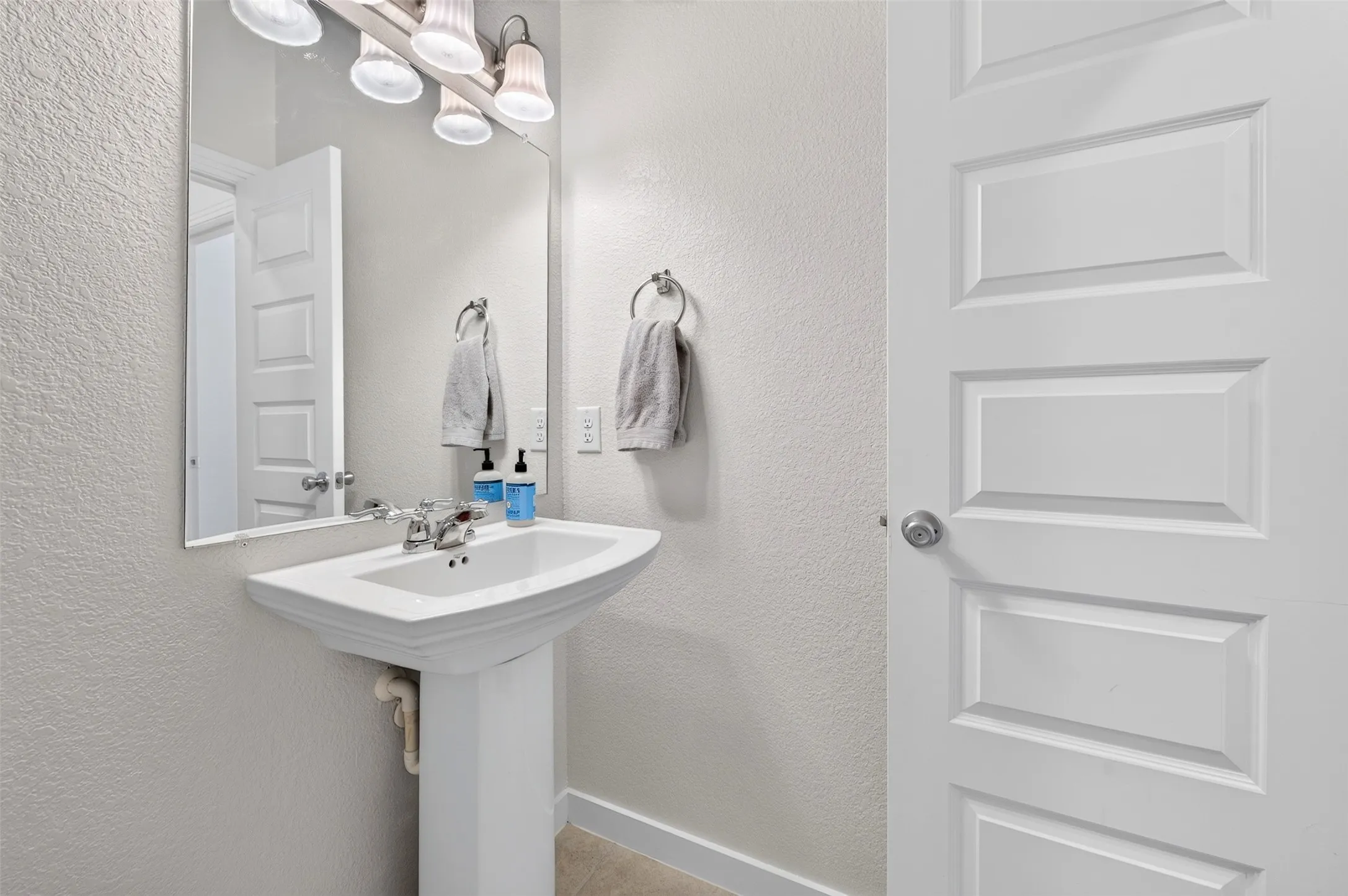Single Family Residence For Sale in Kaufman County , 1819 Huntsman Way, Forney, Texas 75126, 4 Bedroom, 3 Bathroom, 2 Garage spaces, 2,200 Sqft, built in 2018, mls#21369777, Real Estate Agent in Forney, Homes For Sale in Kaufman county, Homes For Sale in Forney, Realtor in Forney Texas, Real Estate Brokerage Independent Realty Texas, Luminita Cordes Realtor