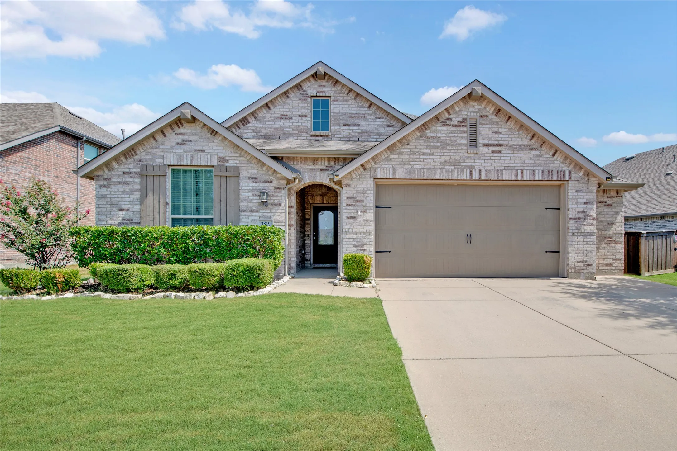 Single Family Residence For Sale in Kaufman County , 1819 Huntsman Way, Forney, Texas 75126, 4 Bedroom, 3 Bathroom, 2 Garage spaces, 2,200 Sqft, built in 2018, mls#21369777, Real Estate Agent in Forney, Homes For Sale in Kaufman county, Homes For Sale in Forney, Realtor in Forney Texas, Real Estate Brokerage Independent Realty Texas, Luminita Cordes Realtor