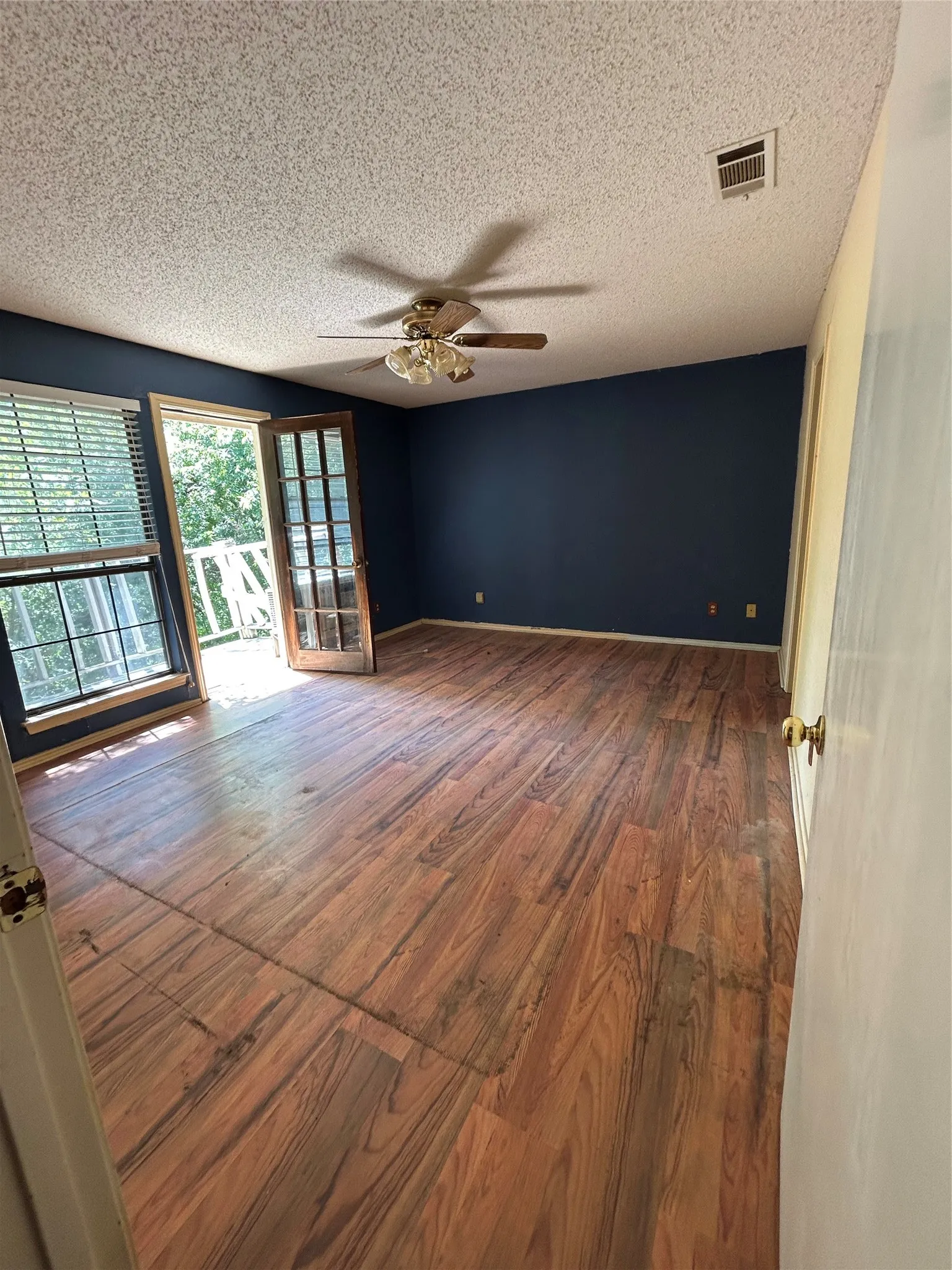 Single Family Residence For Sale in Dallas County , 544 Renee Lane, De Soto, Texas 75115, 3 Bedroom, 3 Bathroom, 2 Garage spaces, 2,463 Sqft, built in 1985, mls#21370793, Real Estate Agent in De Soto, Homes For Sale in Dallas county, Homes For Sale in De Soto, Realtor in De Soto Texas, Real Estate Brokerage Independent Realty Texas, Luminita Cordes Realtor