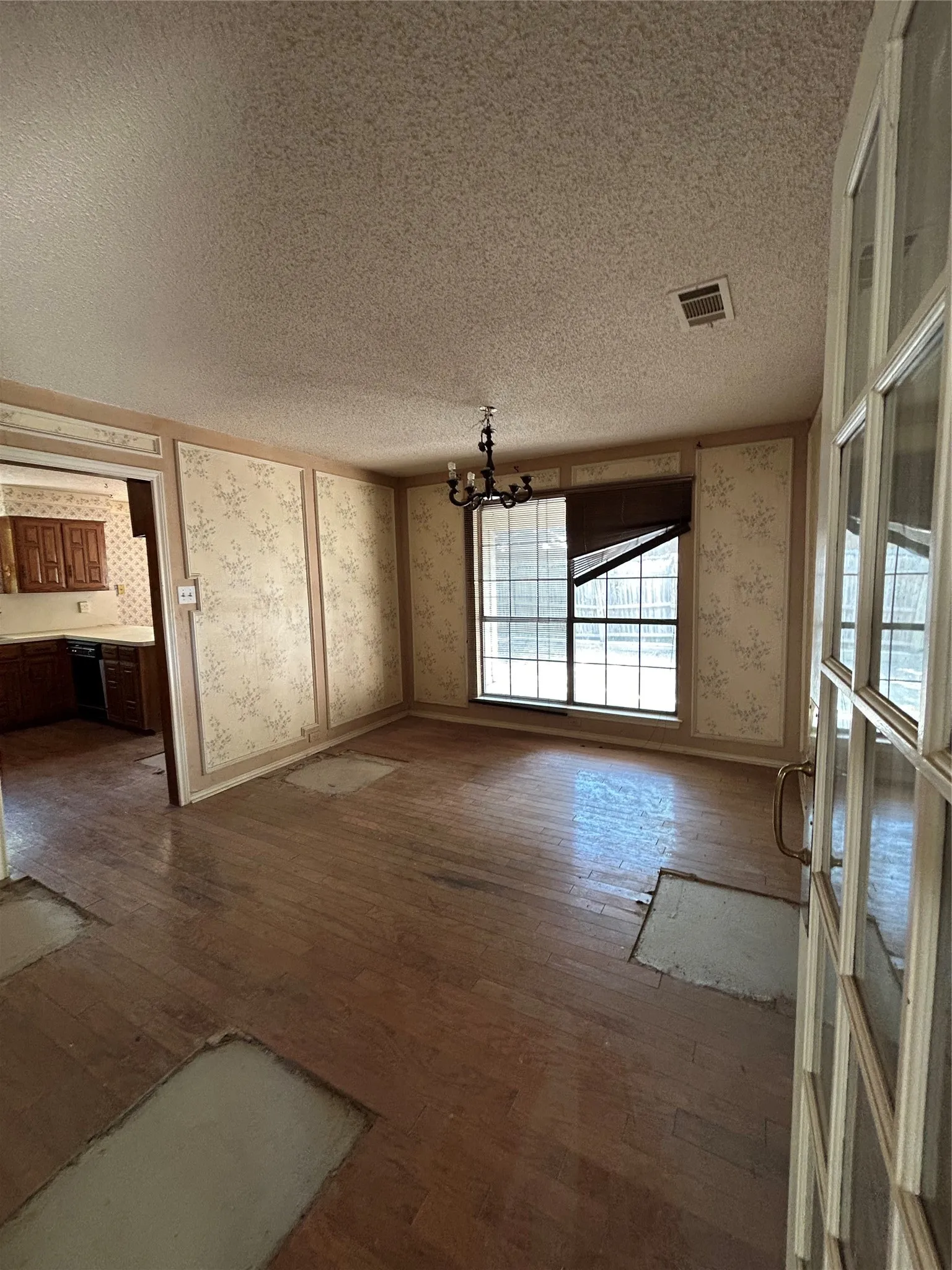 Single Family Residence For Sale in Dallas County , 544 Renee Lane, De Soto, Texas 75115, 3 Bedroom, 3 Bathroom, 2 Garage spaces, 2,463 Sqft, built in 1985, mls#21370793, Real Estate Agent in De Soto, Homes For Sale in Dallas county, Homes For Sale in De Soto, Realtor in De Soto Texas, Real Estate Brokerage Independent Realty Texas, Luminita Cordes Realtor