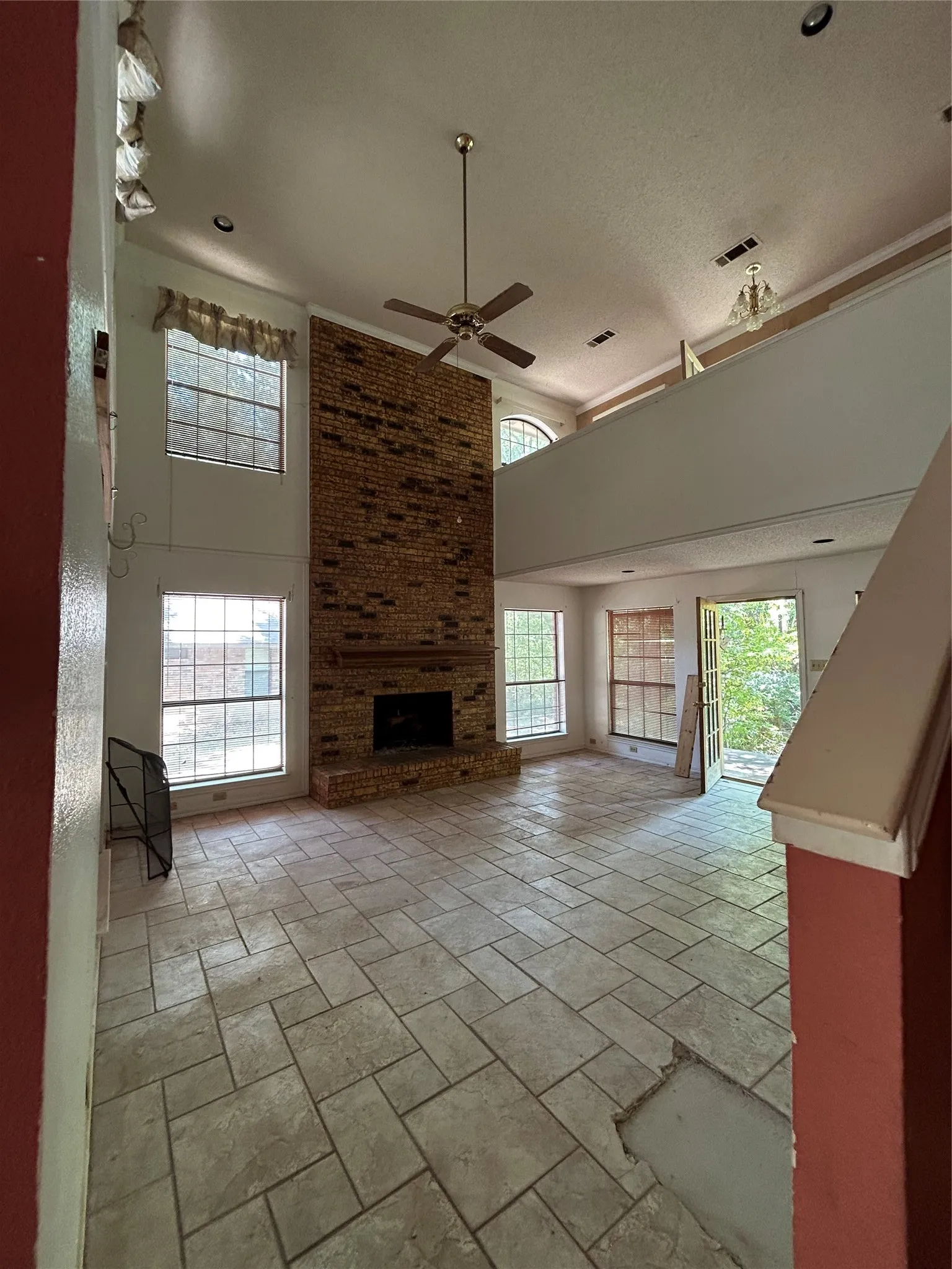 Single Family Residence For Sale in Dallas County , 544 Renee Lane, De Soto, Texas 75115, 3 Bedroom, 3 Bathroom, 2 Garage spaces, 2,463 Sqft, built in 1985, mls#21370793, Real Estate Agent in De Soto, Homes For Sale in Dallas county, Homes For Sale in De Soto, Realtor in De Soto Texas, Real Estate Brokerage Independent Realty Texas, Luminita Cordes Realtor