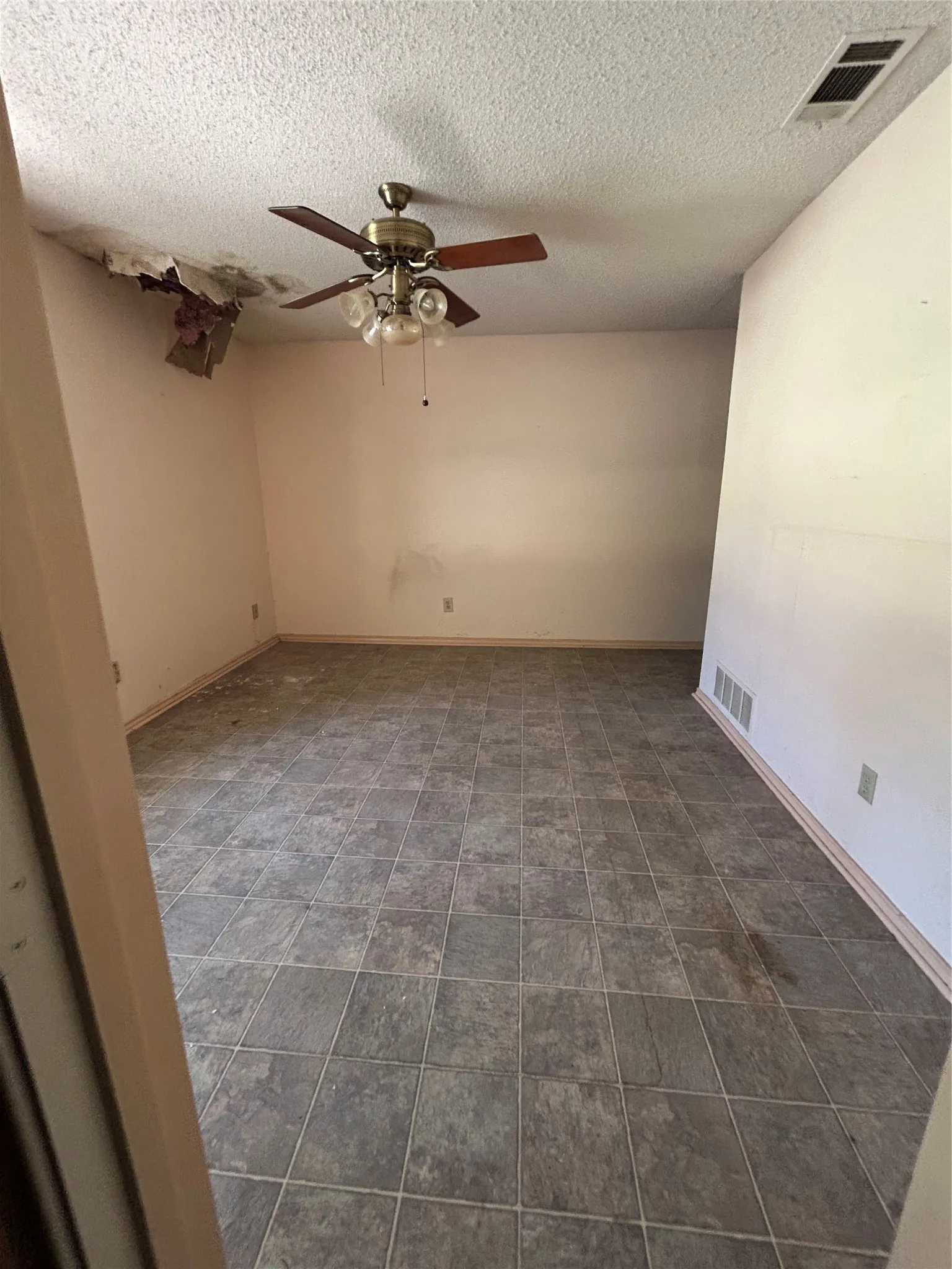 Single Family Residence For Sale in Dallas County , 544 Renee Lane, De Soto, Texas 75115, 3 Bedroom, 3 Bathroom, 2 Garage spaces, 2,463 Sqft, built in 1985, mls#21370793, Real Estate Agent in De Soto, Homes For Sale in Dallas county, Homes For Sale in De Soto, Realtor in De Soto Texas, Real Estate Brokerage Independent Realty Texas, Luminita Cordes Realtor