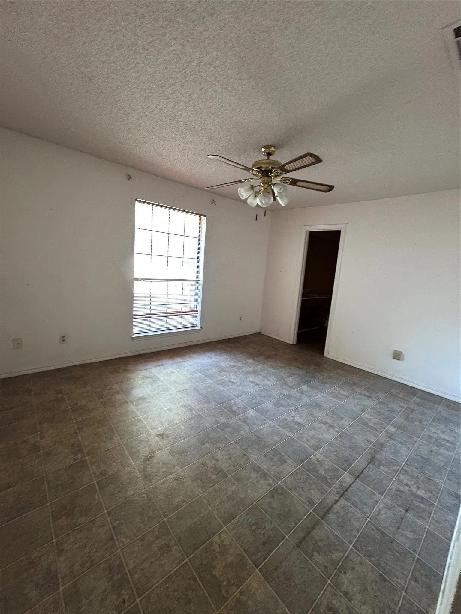 Single Family Residence For Sale in Dallas County , 544 Renee Lane, De Soto, Texas 75115, 3 Bedroom, 3 Bathroom, 2 Garage spaces, 2,463 Sqft, built in 1985, mls#21370793, Real Estate Agent in De Soto, Homes For Sale in Dallas county, Homes For Sale in De Soto, Realtor in De Soto Texas, Real Estate Brokerage Independent Realty Texas, Luminita Cordes Realtor