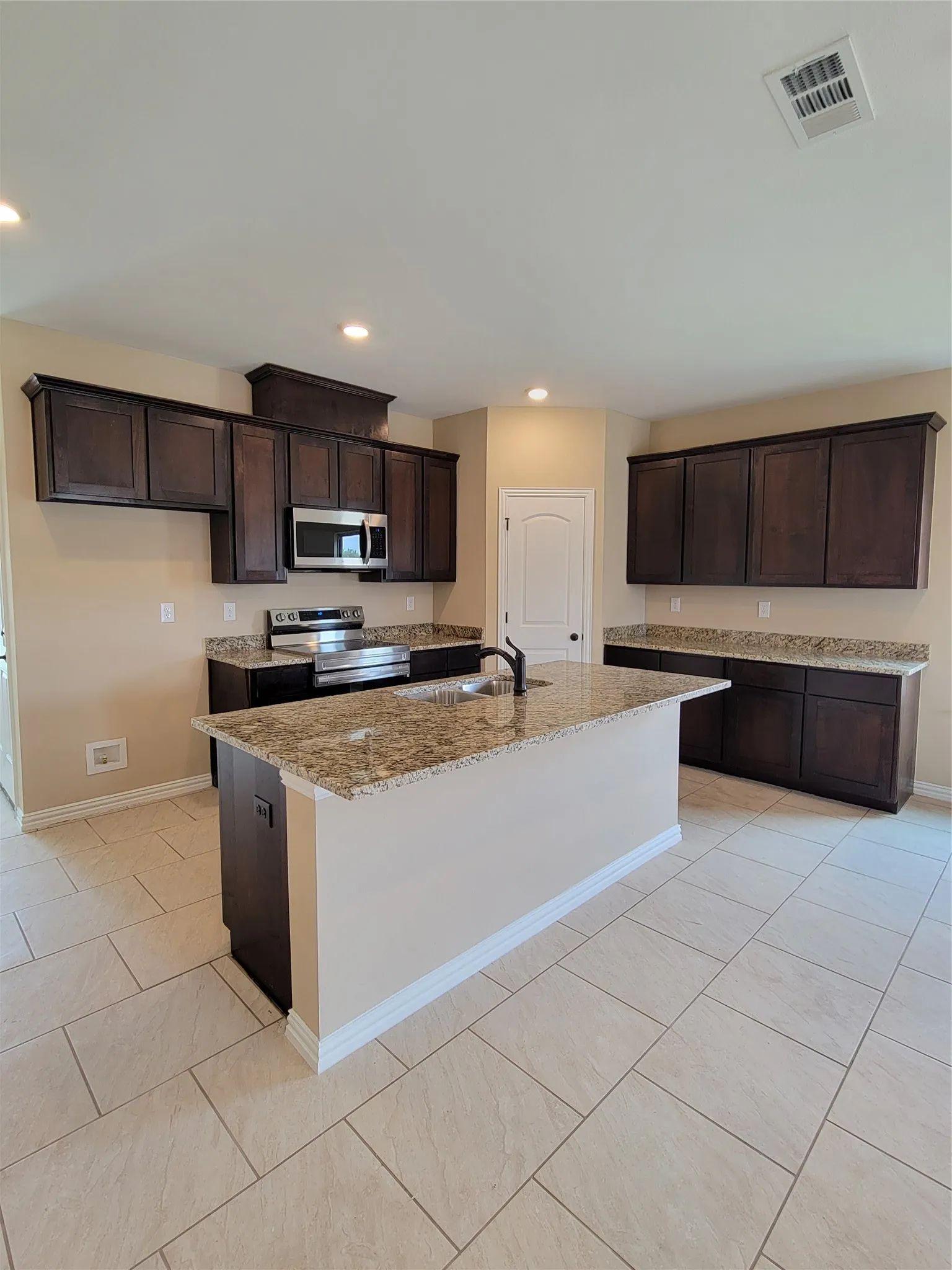 Single Family Residence For Rent in Hunt County , 108 Canales Circle, Greenville, Texas 75401, 3 Bedroom, 2 Bathroom, 2 Garage spaces, 1,419 Sqft, built in 2021, mls#21370796, Real Estate Agent in Greenville, Homes For Rent in Hunt county, Homes For Rent in Greenville, Realtor in Greenville Texas, Real Estate Brokerage Independent Realty Texas, Luminita Cordes Realtor