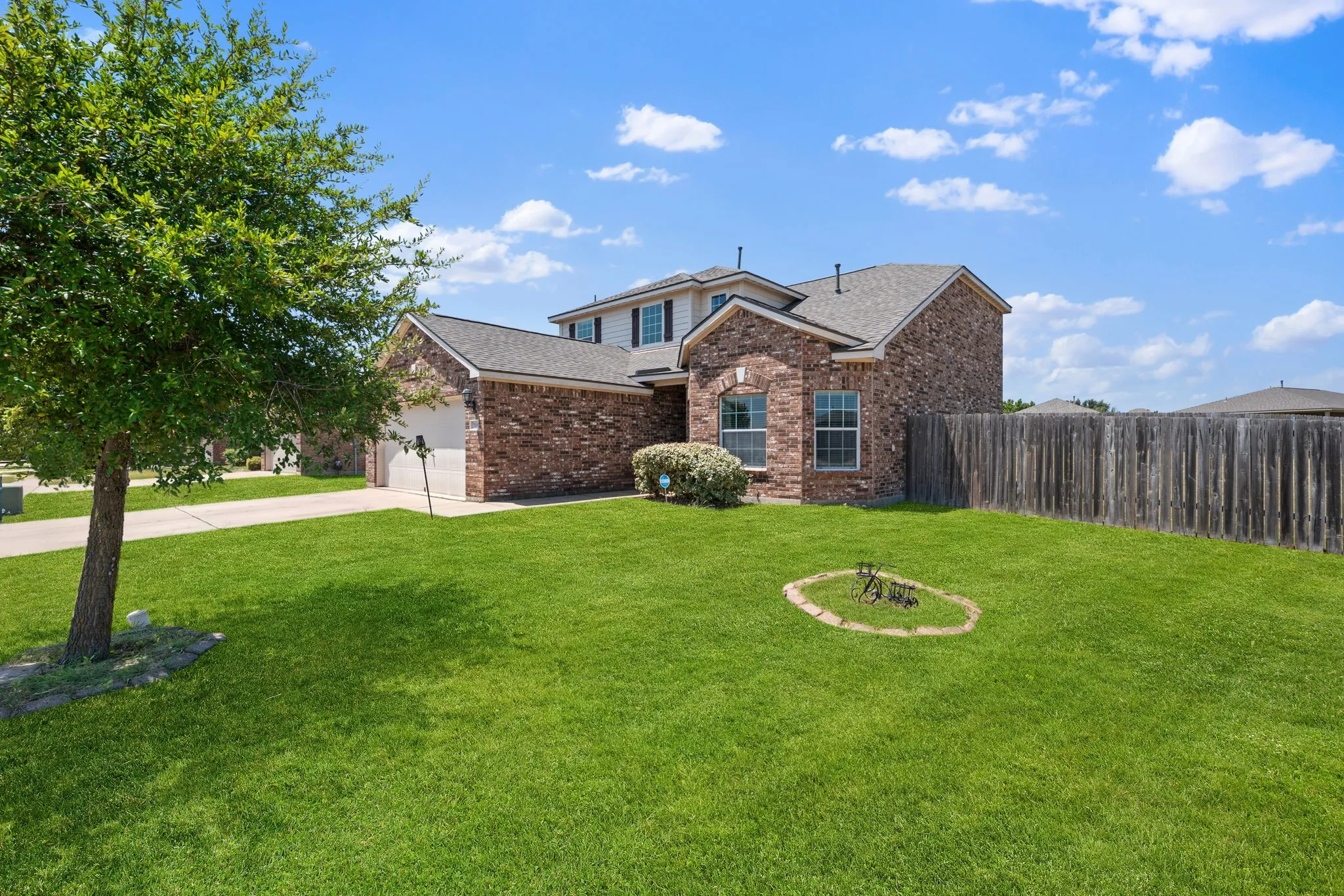 Single Family Residence For Sale in Kaufman County , 2101 Gardenia Drive, Forney, Texas 75126, 4 Bedroom, 3 Bathroom, 2 Garage spaces, 2,285 Sqft, built in 2013, mls#21369343, Real Estate Agent in Forney, Homes For Sale in Kaufman county, Homes For Sale in Forney, Realtor in Forney Texas, Real Estate Brokerage Independent Realty Texas, Luminita Cordes Realtor