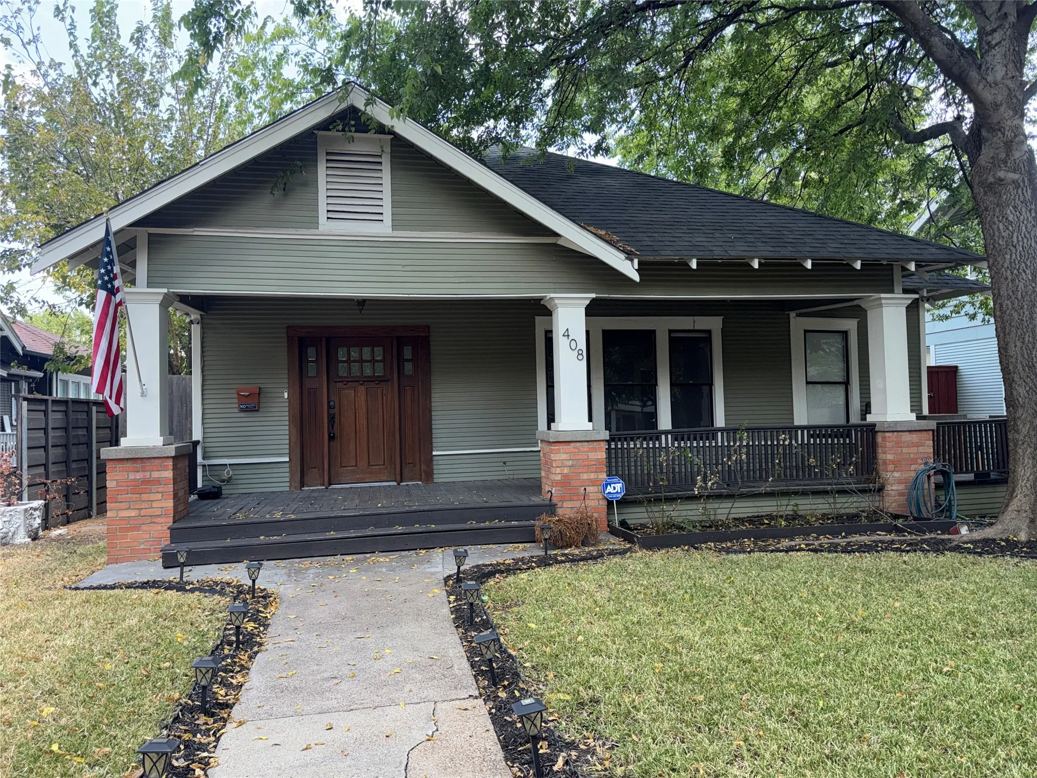 Single Family Residence For Rent in Dallas County , 408 N Willomet Avenue, Dallas, Texas 75208, 2 Bedroom, 2 Bathroom, Garage spaces, 1,405 Sqft, built in 1930, mls#21370812, Real Estate Agent in Dallas, Homes For Rent in Dallas county, Homes For Rent in Dallas, Realtor in Dallas Texas, Real Estate Brokerage Independent Realty Texas, Luminita Cordes Realtor