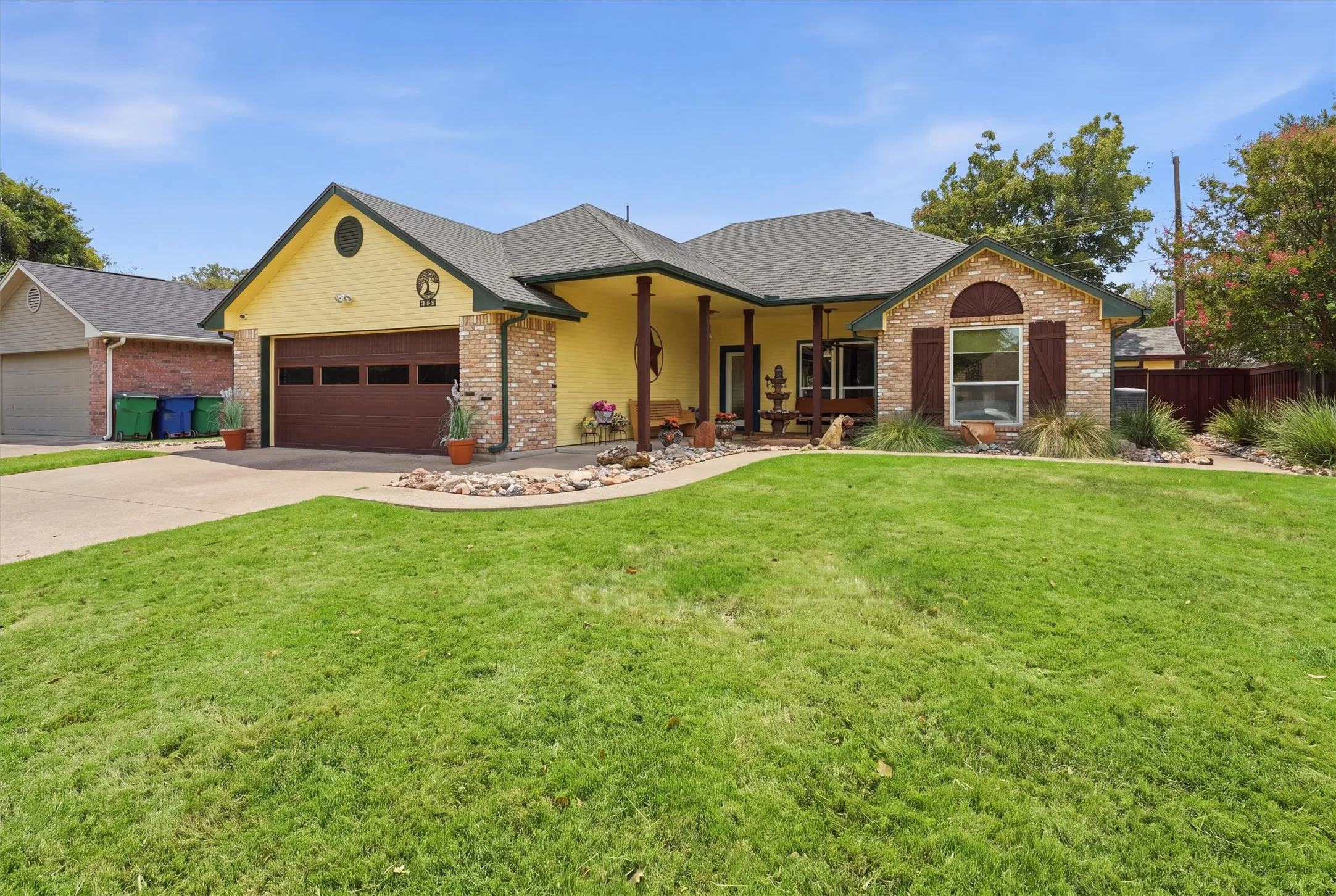 Single Family Residence For Sale in Ellis County , 215 Morene Avenue, Waxahachie, Texas 75165, 3 Bedroom, 2 Bathroom, 2 Garage spaces, 1,461 Sqft, built in 1993, mls#21370634, Real Estate Agent in Waxahachie, Homes For Sale in Ellis county, Homes For Sale in Waxahachie, Realtor in Waxahachie Texas, Real Estate Brokerage Independent Realty Texas, Luminita Cordes Realtor
