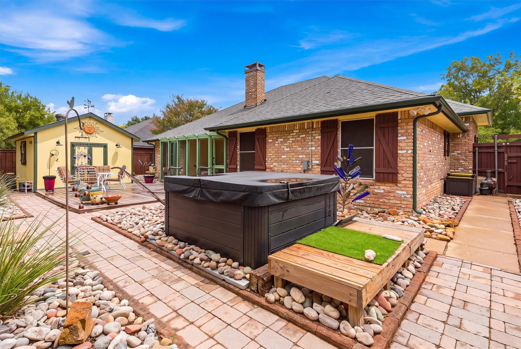 Single Family Residence For Sale in Ellis County , 215 Morene Avenue, Waxahachie, Texas 75165, 3 Bedroom, 2 Bathroom, 2 Garage spaces, 1,461 Sqft, built in 1993, mls#21370634, Real Estate Agent in Waxahachie, Homes For Sale in Ellis county, Homes For Sale in Waxahachie, Realtor in Waxahachie Texas, Real Estate Brokerage Independent Realty Texas, Luminita Cordes Realtor