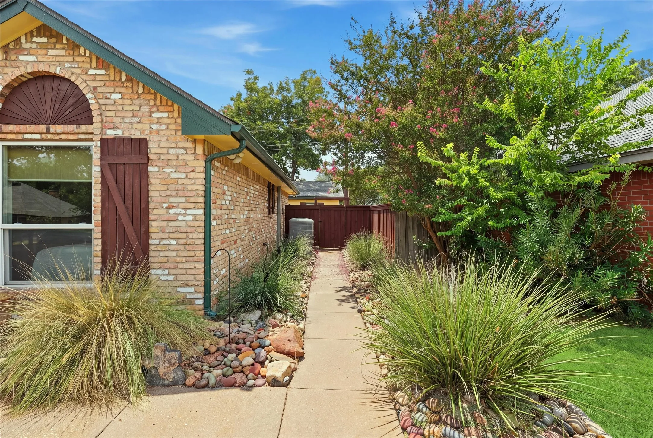 Single Family Residence For Sale in Ellis County , 215 Morene Avenue, Waxahachie, Texas 75165, 3 Bedroom, 2 Bathroom, 2 Garage spaces, 1,461 Sqft, built in 1993, mls#21370634, Real Estate Agent in Waxahachie, Homes For Sale in Ellis county, Homes For Sale in Waxahachie, Realtor in Waxahachie Texas, Real Estate Brokerage Independent Realty Texas, Luminita Cordes Realtor