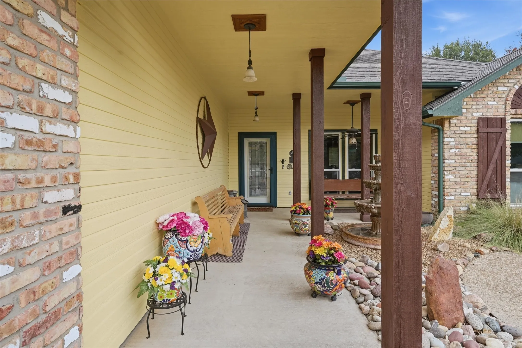 Single Family Residence For Sale in Ellis County , 215 Morene Avenue, Waxahachie, Texas 75165, 3 Bedroom, 2 Bathroom, 2 Garage spaces, 1,461 Sqft, built in 1993, mls#21370634, Real Estate Agent in Waxahachie, Homes For Sale in Ellis county, Homes For Sale in Waxahachie, Realtor in Waxahachie Texas, Real Estate Brokerage Independent Realty Texas, Luminita Cordes Realtor
