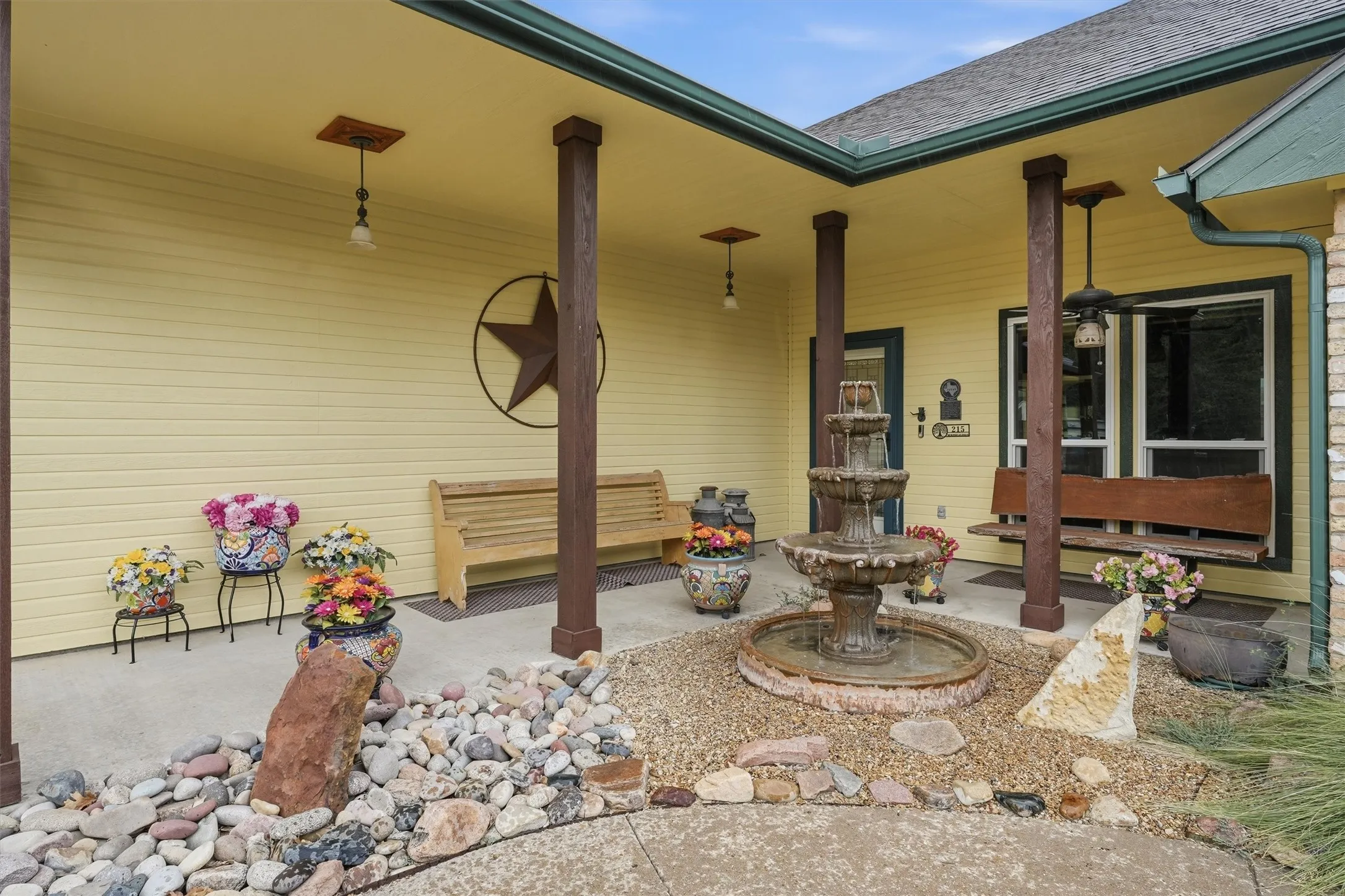 Single Family Residence For Sale in Ellis County , 215 Morene Avenue, Waxahachie, Texas 75165, 3 Bedroom, 2 Bathroom, 2 Garage spaces, 1,461 Sqft, built in 1993, mls#21370634, Real Estate Agent in Waxahachie, Homes For Sale in Ellis county, Homes For Sale in Waxahachie, Realtor in Waxahachie Texas, Real Estate Brokerage Independent Realty Texas, Luminita Cordes Realtor