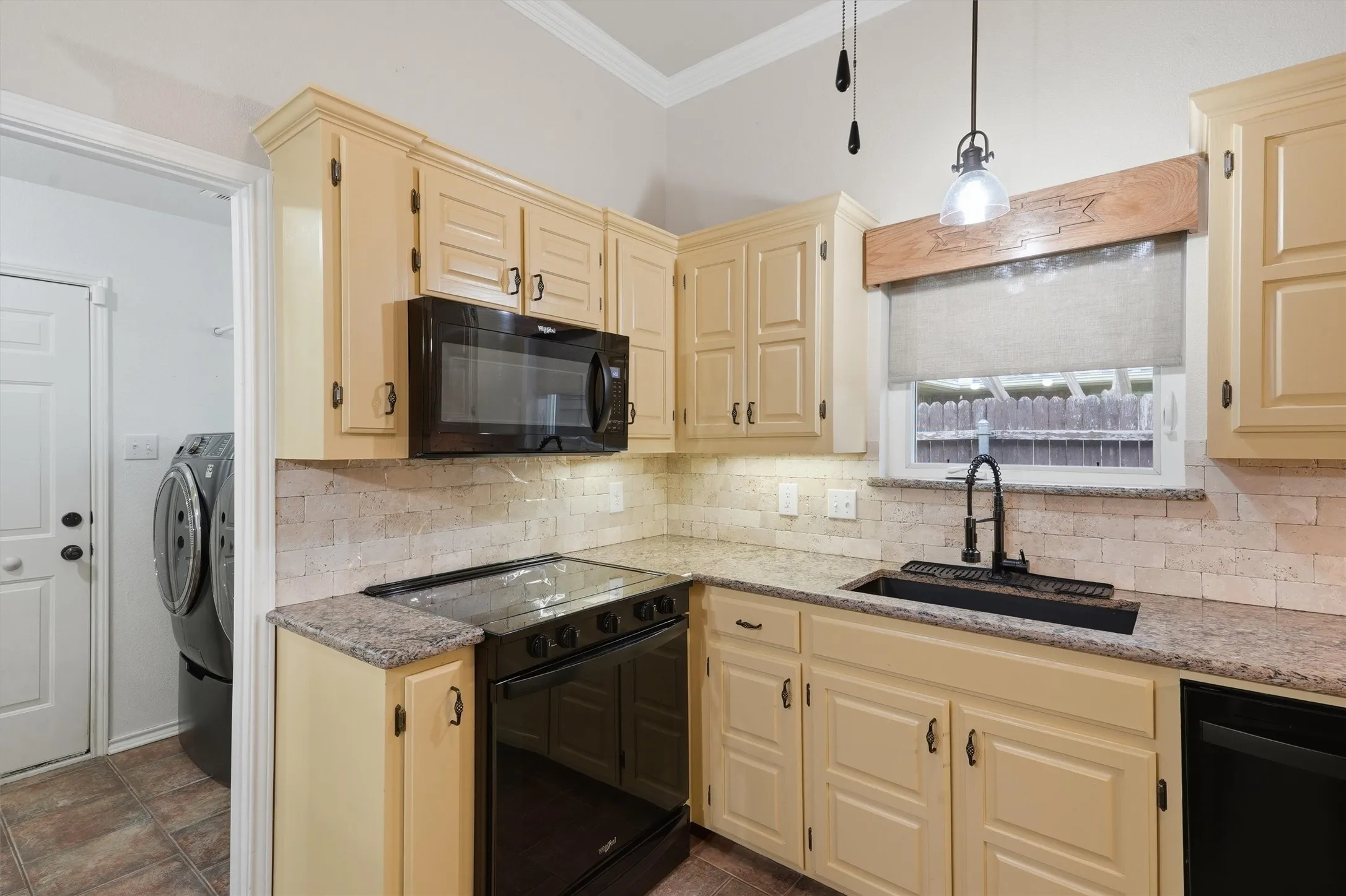 Single Family Residence For Sale in Ellis County , 215 Morene Avenue, Waxahachie, Texas 75165, 3 Bedroom, 2 Bathroom, 2 Garage spaces, 1,461 Sqft, built in 1993, mls#21370634, Real Estate Agent in Waxahachie, Homes For Sale in Ellis county, Homes For Sale in Waxahachie, Realtor in Waxahachie Texas, Real Estate Brokerage Independent Realty Texas, Luminita Cordes Realtor