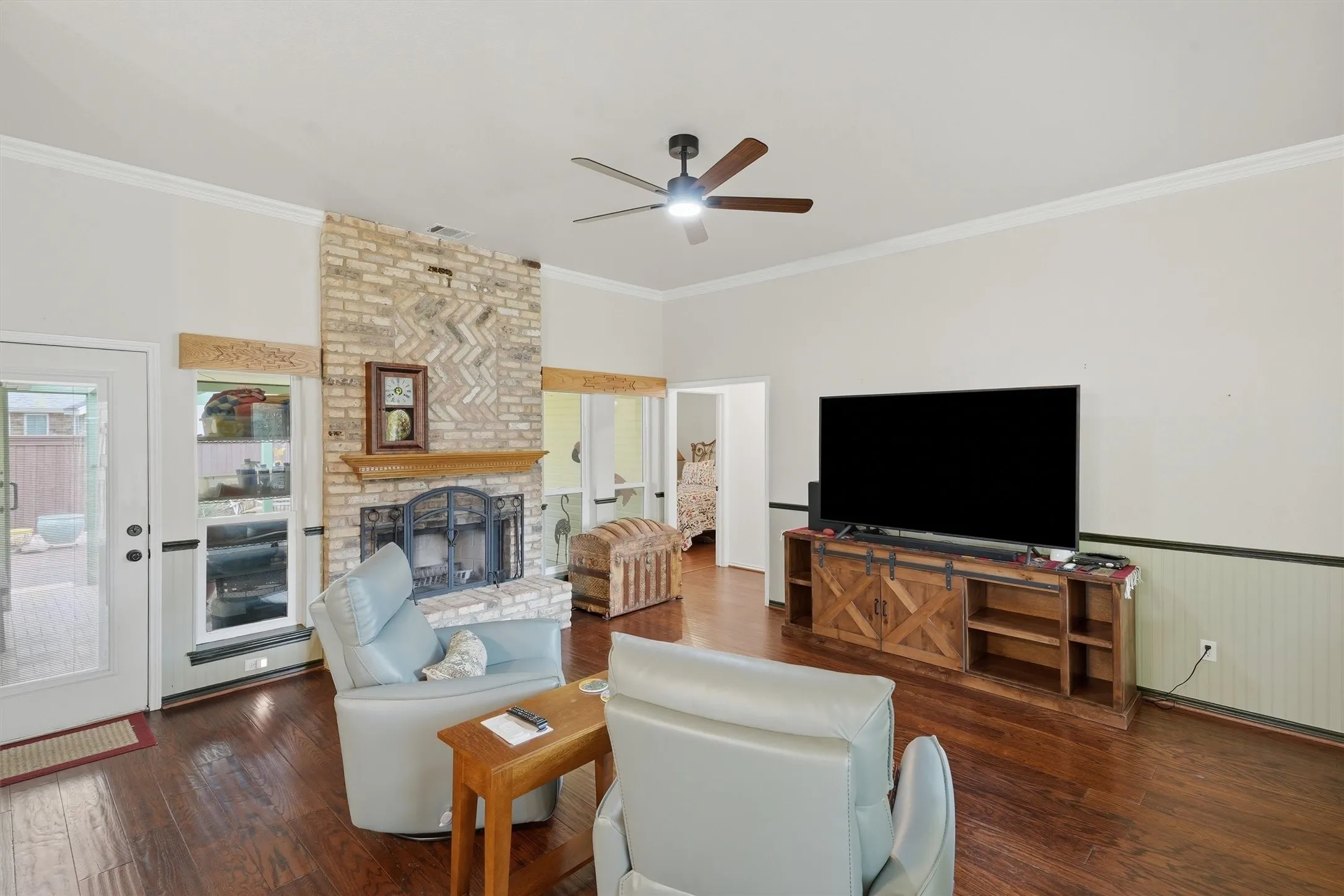 Single Family Residence For Sale in Ellis County , 215 Morene Avenue, Waxahachie, Texas 75165, 3 Bedroom, 2 Bathroom, 2 Garage spaces, 1,461 Sqft, built in 1993, mls#21370634, Real Estate Agent in Waxahachie, Homes For Sale in Ellis county, Homes For Sale in Waxahachie, Realtor in Waxahachie Texas, Real Estate Brokerage Independent Realty Texas, Luminita Cordes Realtor