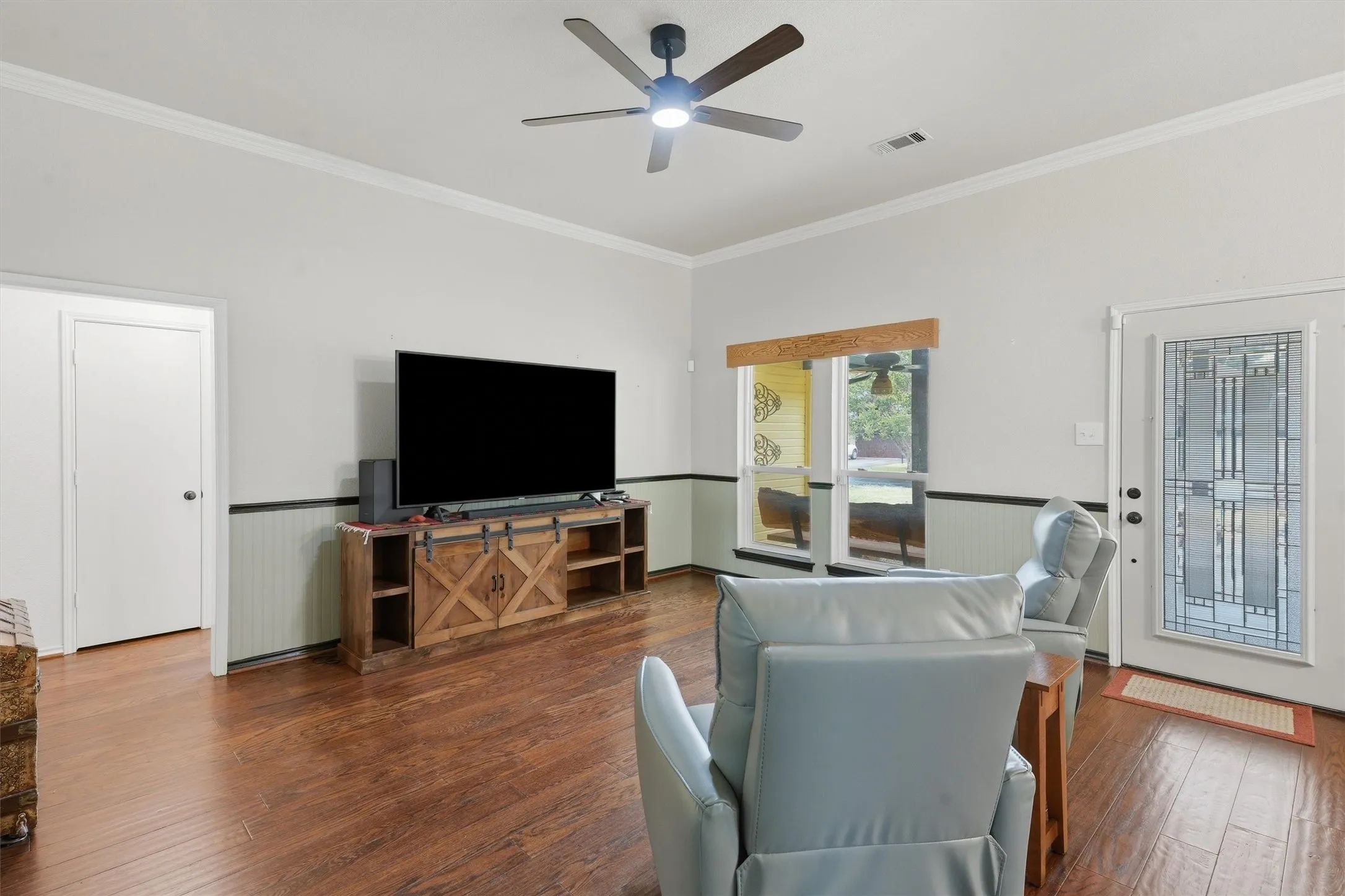 Single Family Residence For Sale in Ellis County , 215 Morene Avenue, Waxahachie, Texas 75165, 3 Bedroom, 2 Bathroom, 2 Garage spaces, 1,461 Sqft, built in 1993, mls#21370634, Real Estate Agent in Waxahachie, Homes For Sale in Ellis county, Homes For Sale in Waxahachie, Realtor in Waxahachie Texas, Real Estate Brokerage Independent Realty Texas, Luminita Cordes Realtor