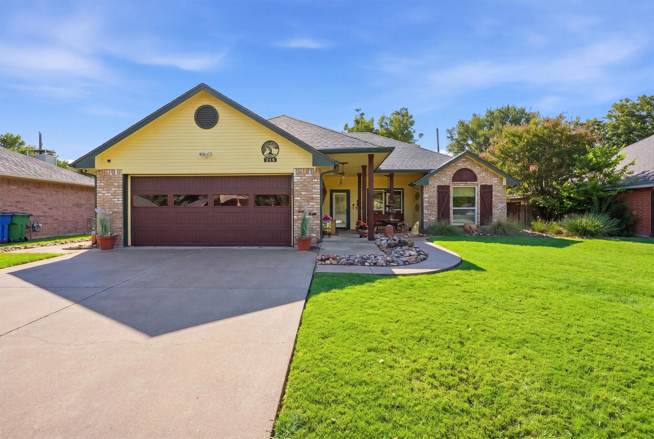 Single Family Residence For Sale in Ellis County , 215 Morene Avenue, Waxahachie, Texas 75165, 3 Bedroom, 2 Bathroom, 2 Garage spaces, 1,461 Sqft, built in 1993, mls#21370634, Real Estate Agent in Waxahachie, Homes For Sale in Ellis county, Homes For Sale in Waxahachie, Realtor in Waxahachie Texas, Real Estate Brokerage Independent Realty Texas, Luminita Cordes Realtor