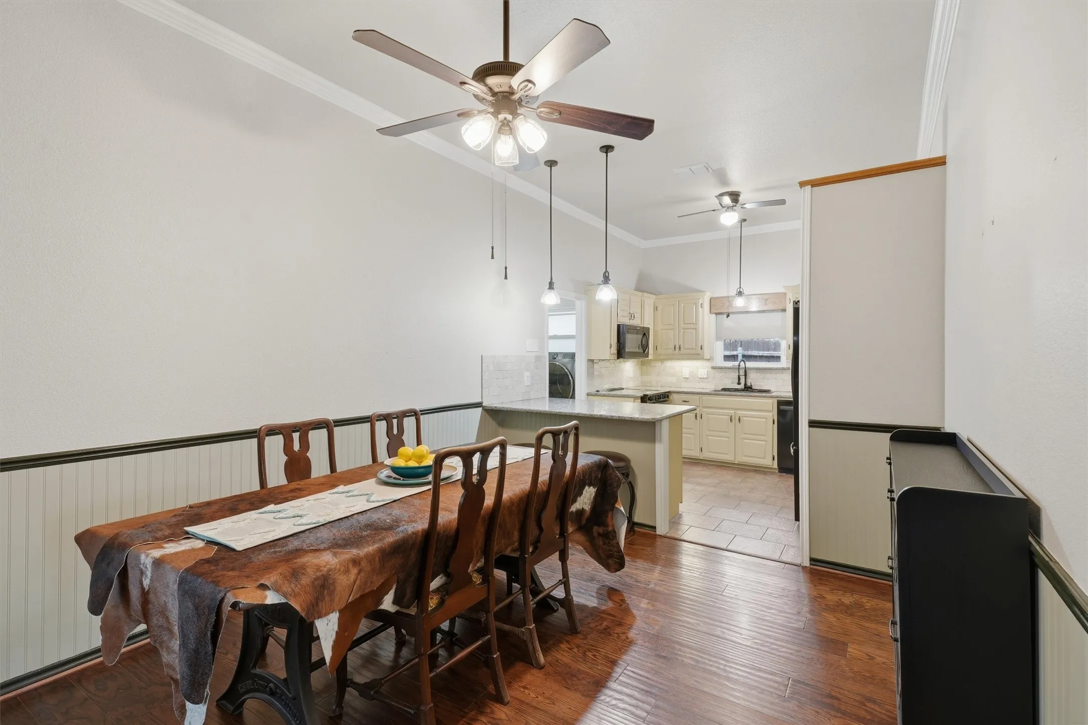 Single Family Residence For Sale in Ellis County , 215 Morene Avenue, Waxahachie, Texas 75165, 3 Bedroom, 2 Bathroom, 2 Garage spaces, 1,461 Sqft, built in 1993, mls#21370634, Real Estate Agent in Waxahachie, Homes For Sale in Ellis county, Homes For Sale in Waxahachie, Realtor in Waxahachie Texas, Real Estate Brokerage Independent Realty Texas, Luminita Cordes Realtor