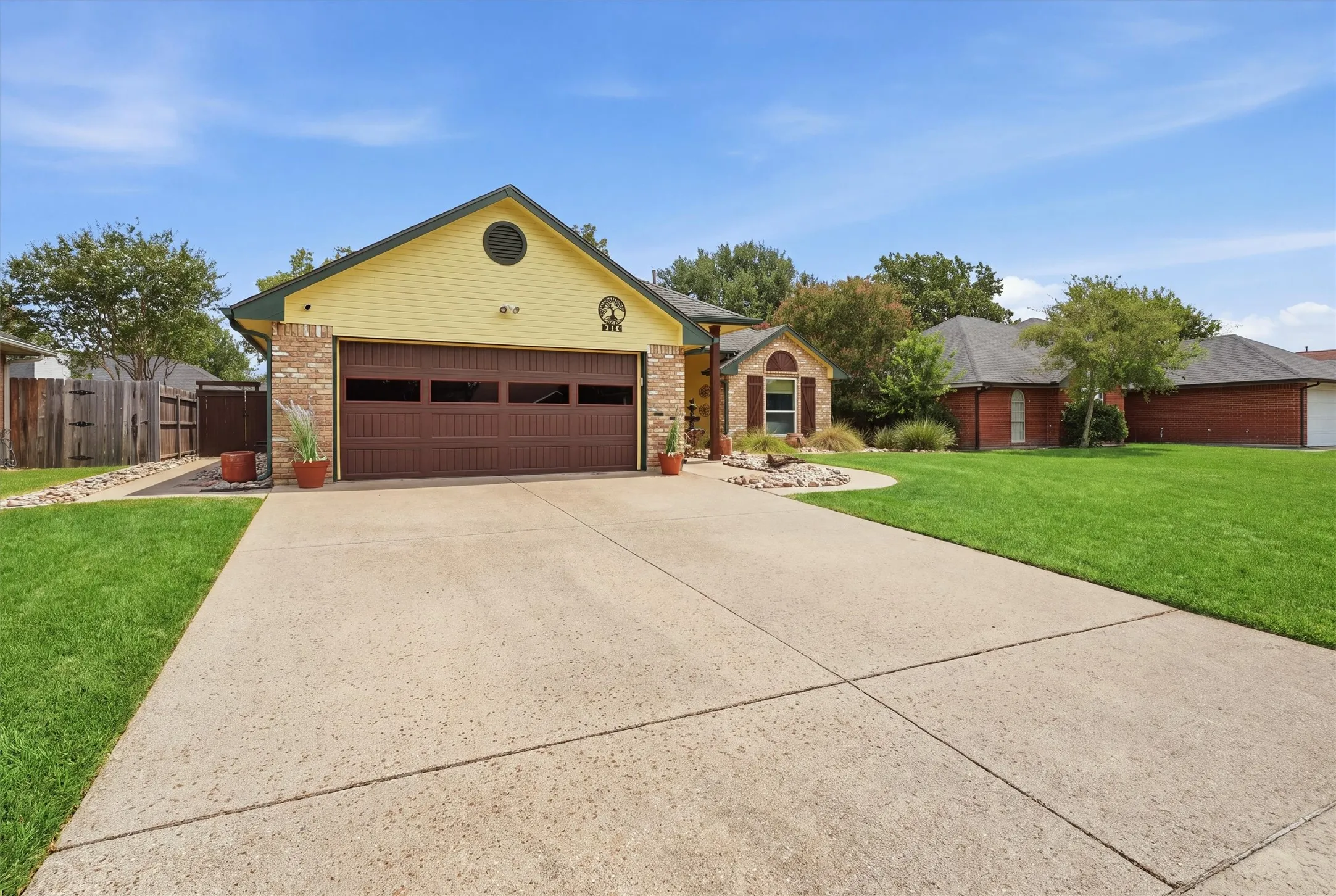 Single Family Residence For Sale in Ellis County , 215 Morene Avenue, Waxahachie, Texas 75165, 3 Bedroom, 2 Bathroom, 2 Garage spaces, 1,461 Sqft, built in 1993, mls#21370634, Real Estate Agent in Waxahachie, Homes For Sale in Ellis county, Homes For Sale in Waxahachie, Realtor in Waxahachie Texas, Real Estate Brokerage Independent Realty Texas, Luminita Cordes Realtor