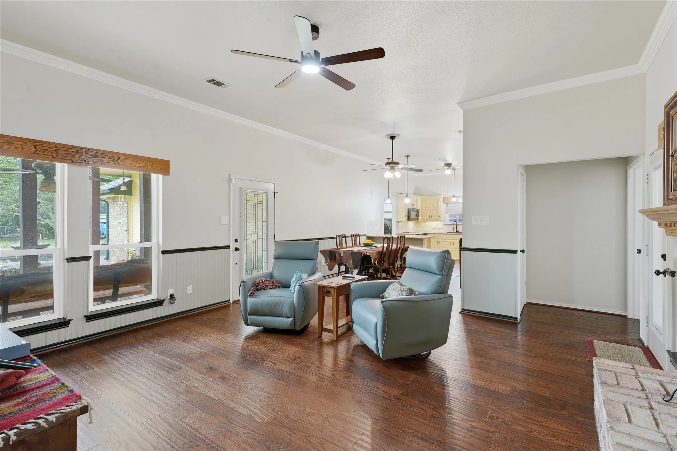 Single Family Residence For Sale in Ellis County , 215 Morene Avenue, Waxahachie, Texas 75165, 3 Bedroom, 2 Bathroom, 2 Garage spaces, 1,461 Sqft, built in 1993, mls#21370634, Real Estate Agent in Waxahachie, Homes For Sale in Ellis county, Homes For Sale in Waxahachie, Realtor in Waxahachie Texas, Real Estate Brokerage Independent Realty Texas, Luminita Cordes Realtor