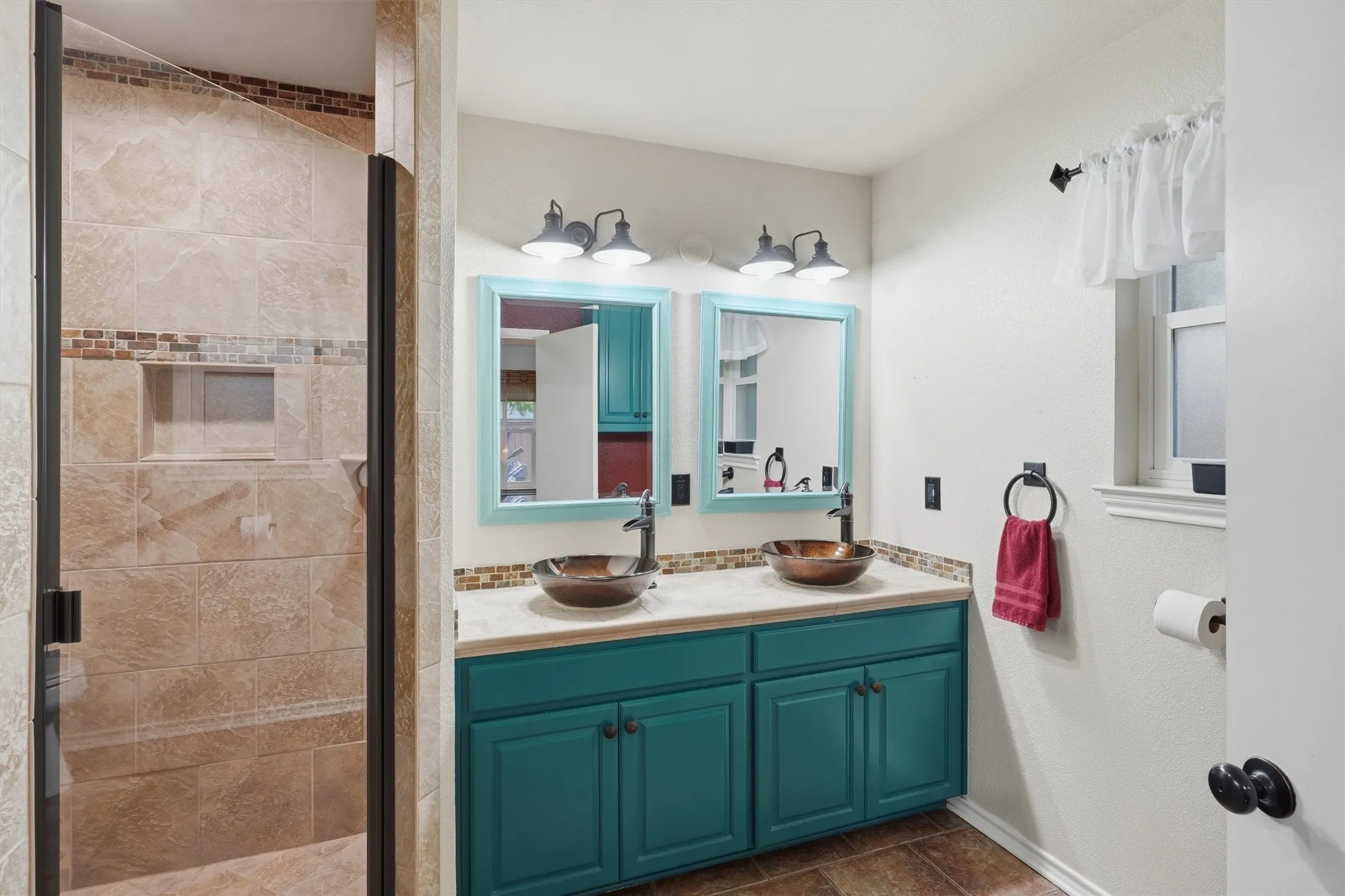 Single Family Residence For Sale in Ellis County , 215 Morene Avenue, Waxahachie, Texas 75165, 3 Bedroom, 2 Bathroom, 2 Garage spaces, 1,461 Sqft, built in 1993, mls#21370634, Real Estate Agent in Waxahachie, Homes For Sale in Ellis county, Homes For Sale in Waxahachie, Realtor in Waxahachie Texas, Real Estate Brokerage Independent Realty Texas, Luminita Cordes Realtor