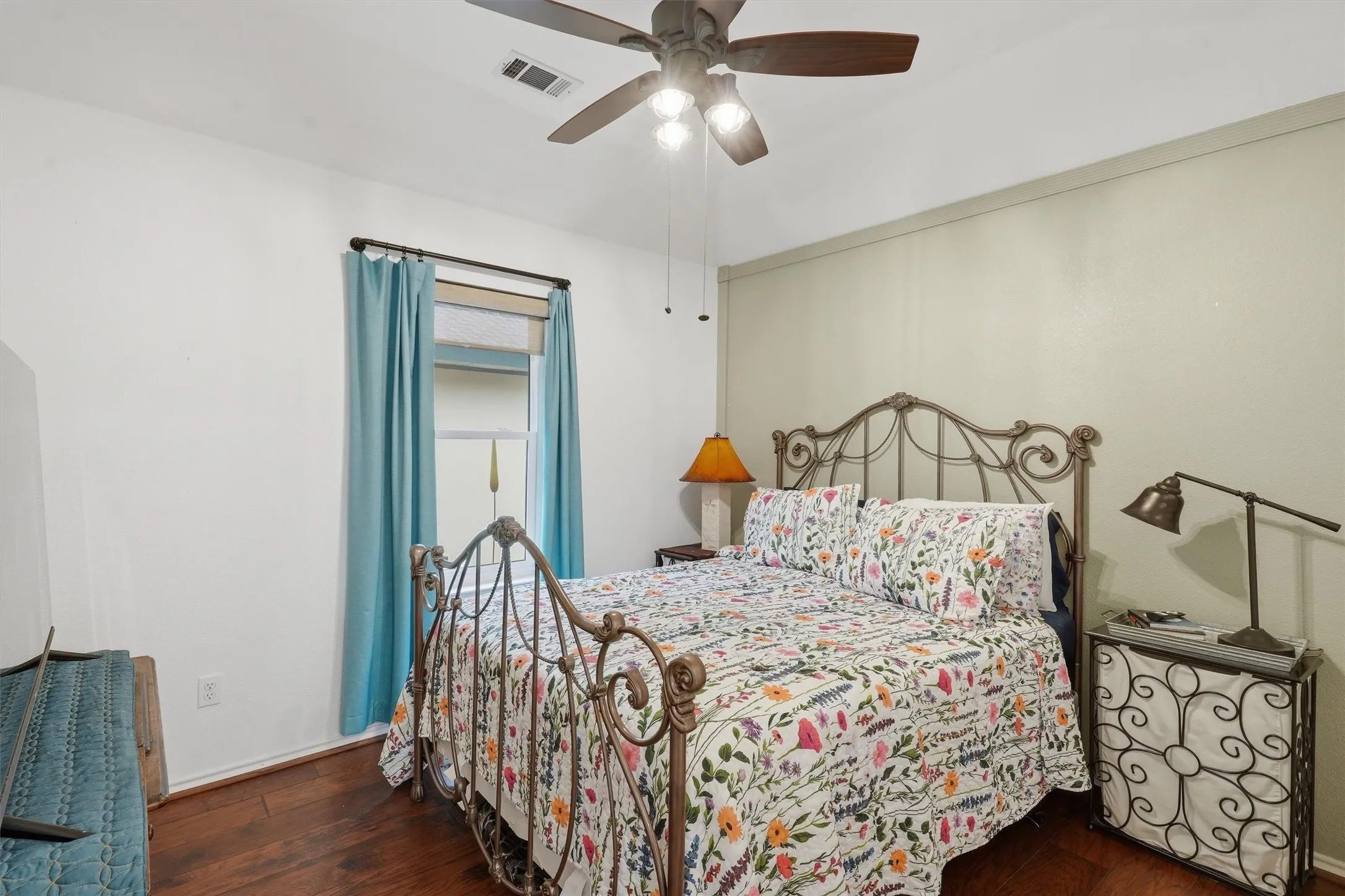 Single Family Residence For Sale in Ellis County , 215 Morene Avenue, Waxahachie, Texas 75165, 3 Bedroom, 2 Bathroom, 2 Garage spaces, 1,461 Sqft, built in 1993, mls#21370634, Real Estate Agent in Waxahachie, Homes For Sale in Ellis county, Homes For Sale in Waxahachie, Realtor in Waxahachie Texas, Real Estate Brokerage Independent Realty Texas, Luminita Cordes Realtor