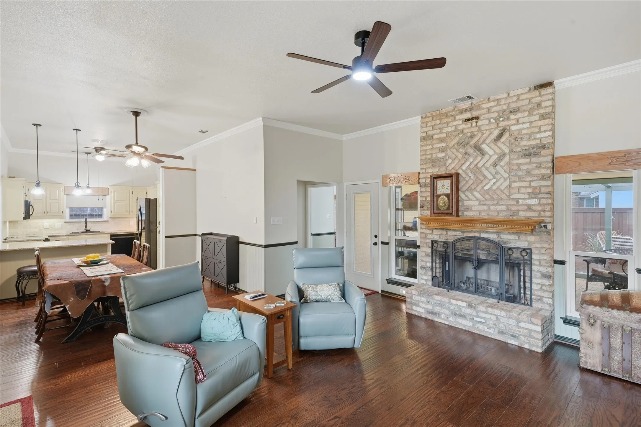 Single Family Residence For Sale in Ellis County , 215 Morene Avenue, Waxahachie, Texas 75165, 3 Bedroom, 2 Bathroom, 2 Garage spaces, 1,461 Sqft, built in 1993, mls#21370634, Real Estate Agent in Waxahachie, Homes For Sale in Ellis county, Homes For Sale in Waxahachie, Realtor in Waxahachie Texas, Real Estate Brokerage Independent Realty Texas, Luminita Cordes Realtor