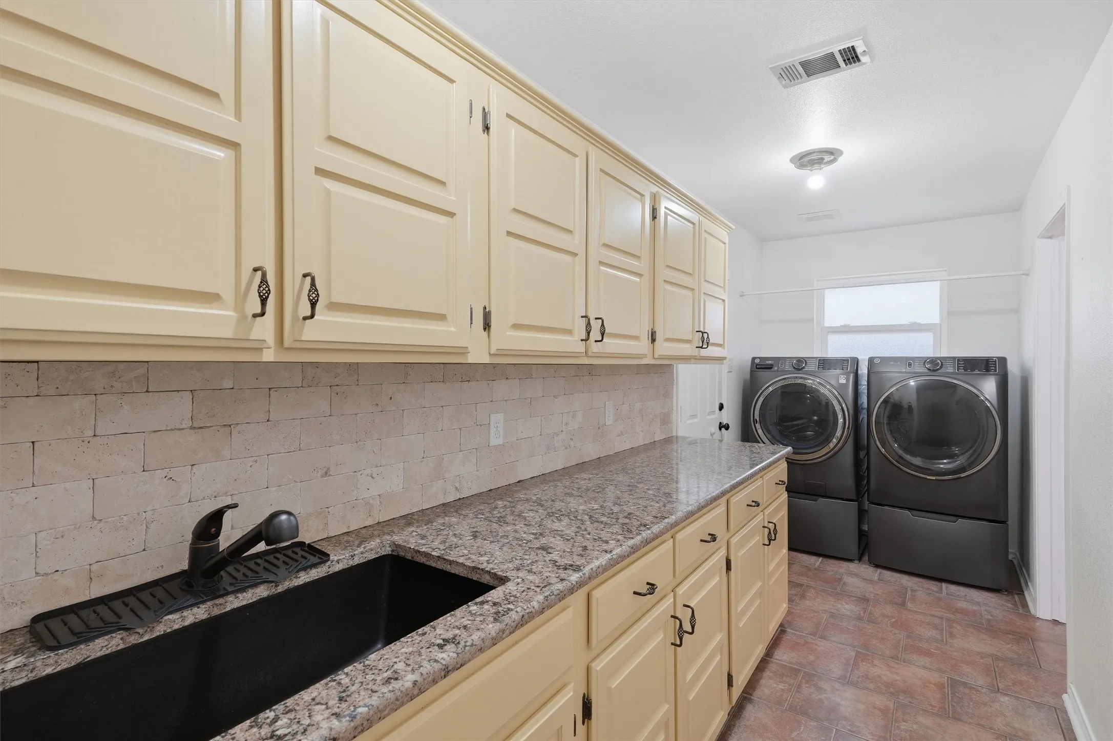 Single Family Residence For Sale in Ellis County , 215 Morene Avenue, Waxahachie, Texas 75165, 3 Bedroom, 2 Bathroom, 2 Garage spaces, 1,461 Sqft, built in 1993, mls#21370634, Real Estate Agent in Waxahachie, Homes For Sale in Ellis county, Homes For Sale in Waxahachie, Realtor in Waxahachie Texas, Real Estate Brokerage Independent Realty Texas, Luminita Cordes Realtor