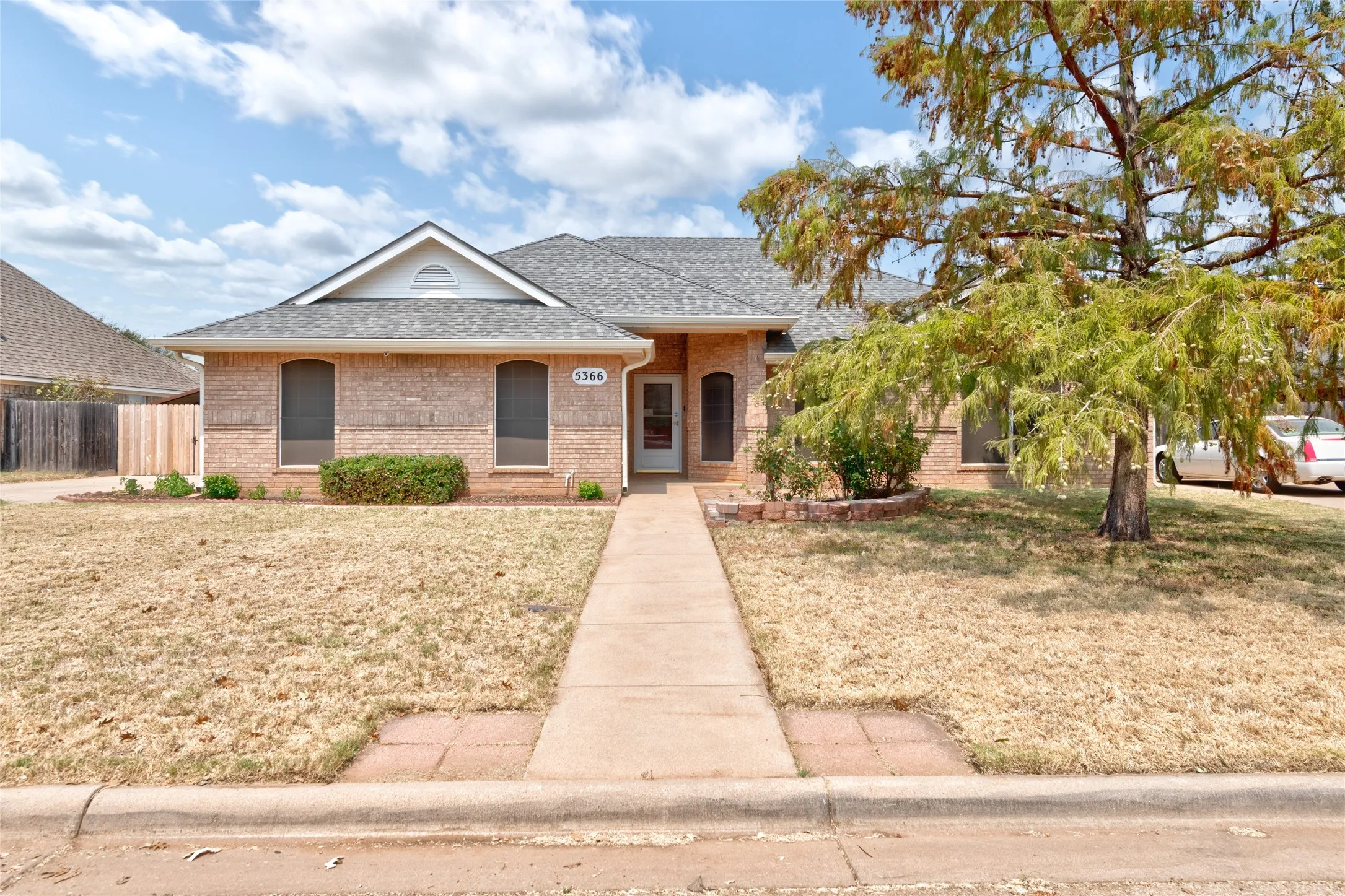 Single Family Residence For Sale in Taylor County , 5366 Willow Ridge Road, Abilene, Texas 79606, 3 Bedroom, 2 Bathroom, 2 Garage spaces, 1,787 Sqft, built in 1999, mls#21369664, Real Estate Agent in Abilene, Homes For Sale in Taylor county, Homes For Sale in Abilene, Realtor in Abilene Texas, Real Estate Brokerage Independent Realty Texas, Luminita Cordes Realtor