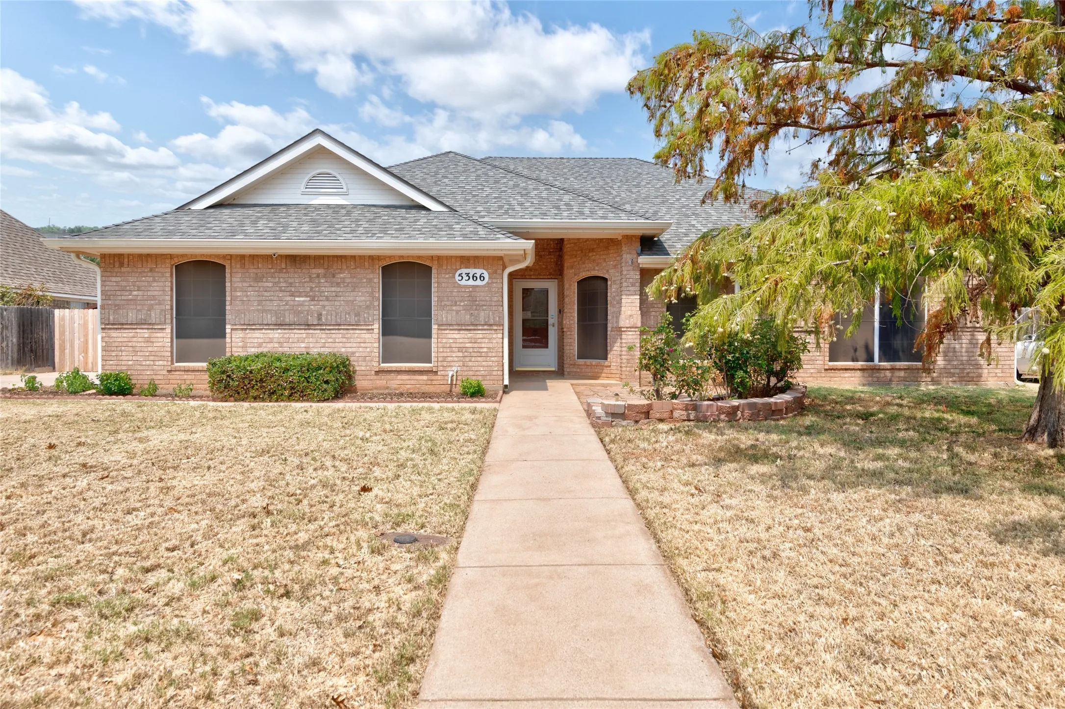 Single Family Residence For Sale in Taylor County , 5366 Willow Ridge Road, Abilene, Texas 79606, 3 Bedroom, 2 Bathroom, 2 Garage spaces, 1,787 Sqft, built in 1999, mls#21369664, Real Estate Agent in Abilene, Homes For Sale in Taylor county, Homes For Sale in Abilene, Realtor in Abilene Texas, Real Estate Brokerage Independent Realty Texas, Luminita Cordes Realtor