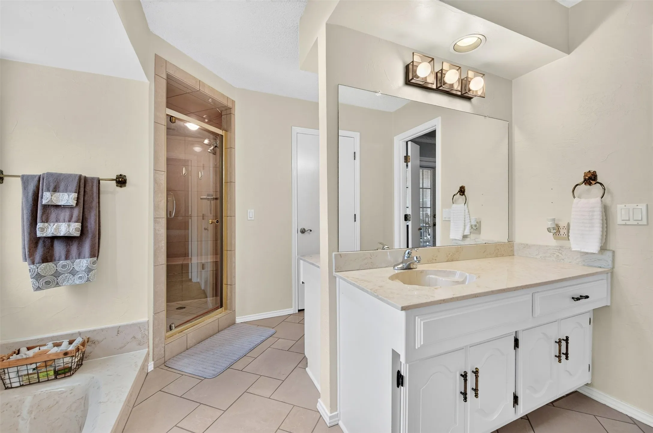 Single Family Residence For Sale in Collin County , 1713 Alameda Court, Plano, Texas 75074, 4 Bedroom, 3 Bathroom, 2 Garage spaces, 2,471 Sqft, built in 1978, mls#21370458, Real Estate Agent in Plano, Homes For Sale in Collin county, Homes For Sale in Plano, Realtor in Plano Texas, Real Estate Brokerage Independent Realty Texas, Luminita Cordes Realtor