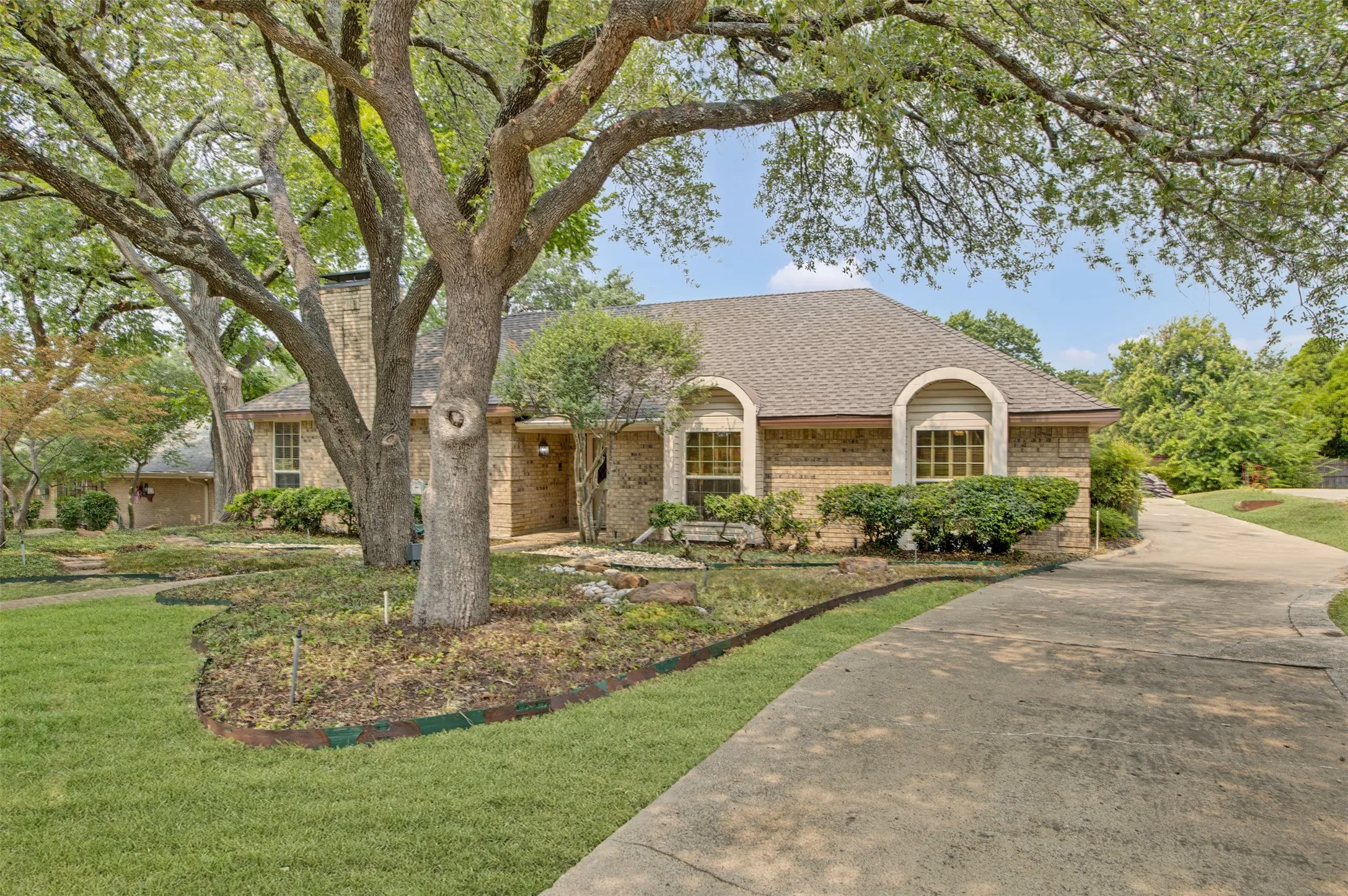 Single Family Residence For Sale in Collin County , 1713 Alameda Court, Plano, Texas 75074, 4 Bedroom, 3 Bathroom, 2 Garage spaces, 2,471 Sqft, built in 1978, mls#21370458, Real Estate Agent in Plano, Homes For Sale in Collin county, Homes For Sale in Plano, Realtor in Plano Texas, Real Estate Brokerage Independent Realty Texas, Luminita Cordes Realtor
