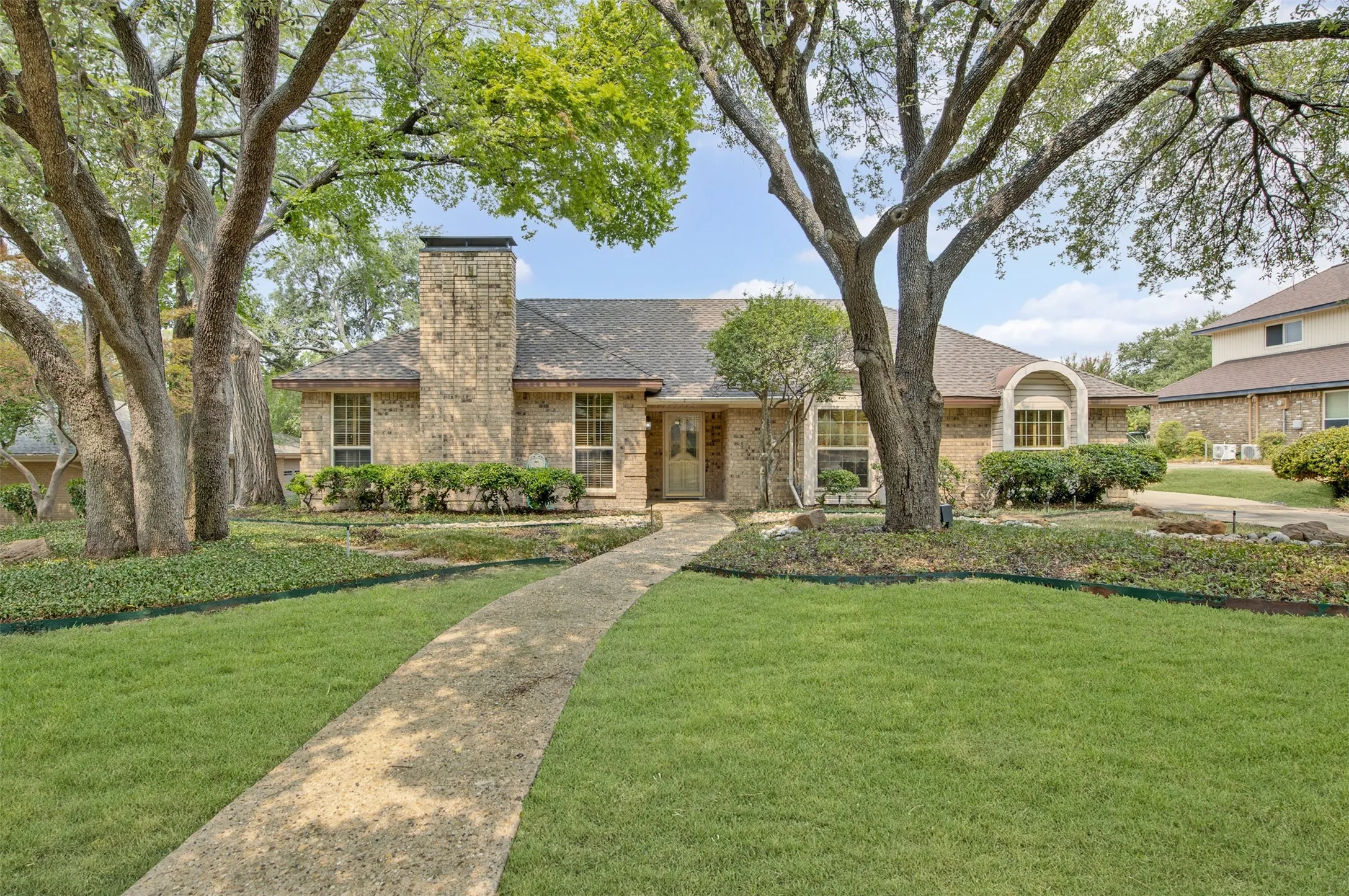Single Family Residence For Sale in Collin County , 1713 Alameda Court, Plano, Texas 75074, 4 Bedroom, 3 Bathroom, 2 Garage spaces, 2,471 Sqft, built in 1978, mls#21370458, Real Estate Agent in Plano, Homes For Sale in Collin county, Homes For Sale in Plano, Realtor in Plano Texas, Real Estate Brokerage Independent Realty Texas, Luminita Cordes Realtor