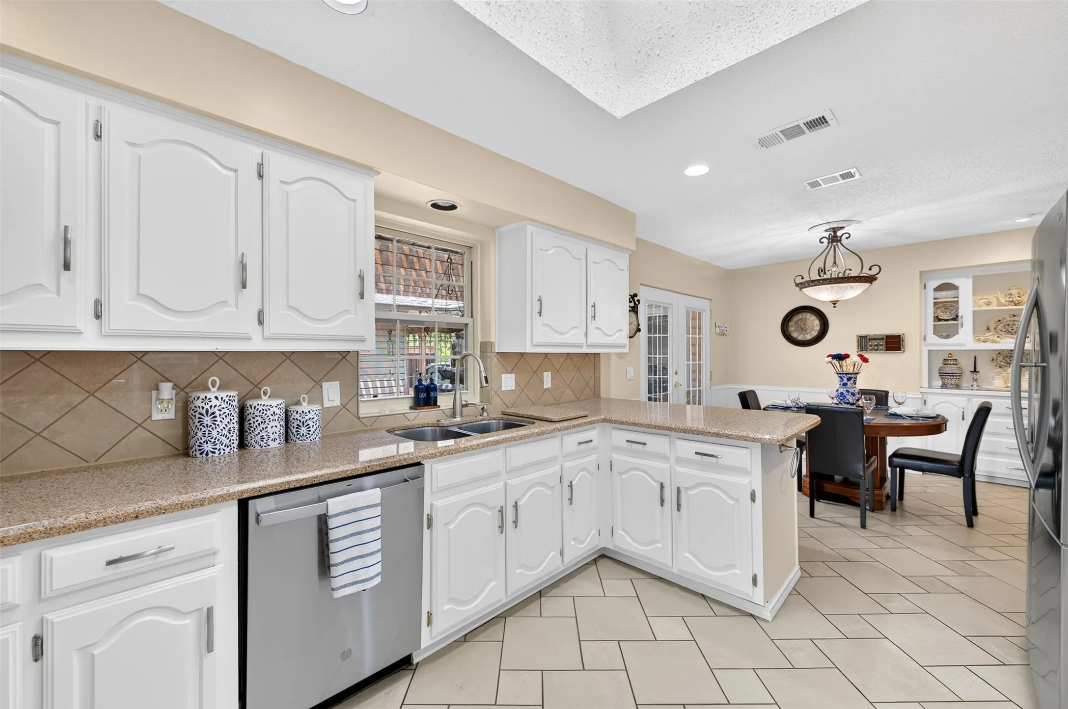Single Family Residence For Sale in Collin County , 1713 Alameda Court, Plano, Texas 75074, 4 Bedroom, 3 Bathroom, 2 Garage spaces, 2,471 Sqft, built in 1978, mls#21370458, Real Estate Agent in Plano, Homes For Sale in Collin county, Homes For Sale in Plano, Realtor in Plano Texas, Real Estate Brokerage Independent Realty Texas, Luminita Cordes Realtor