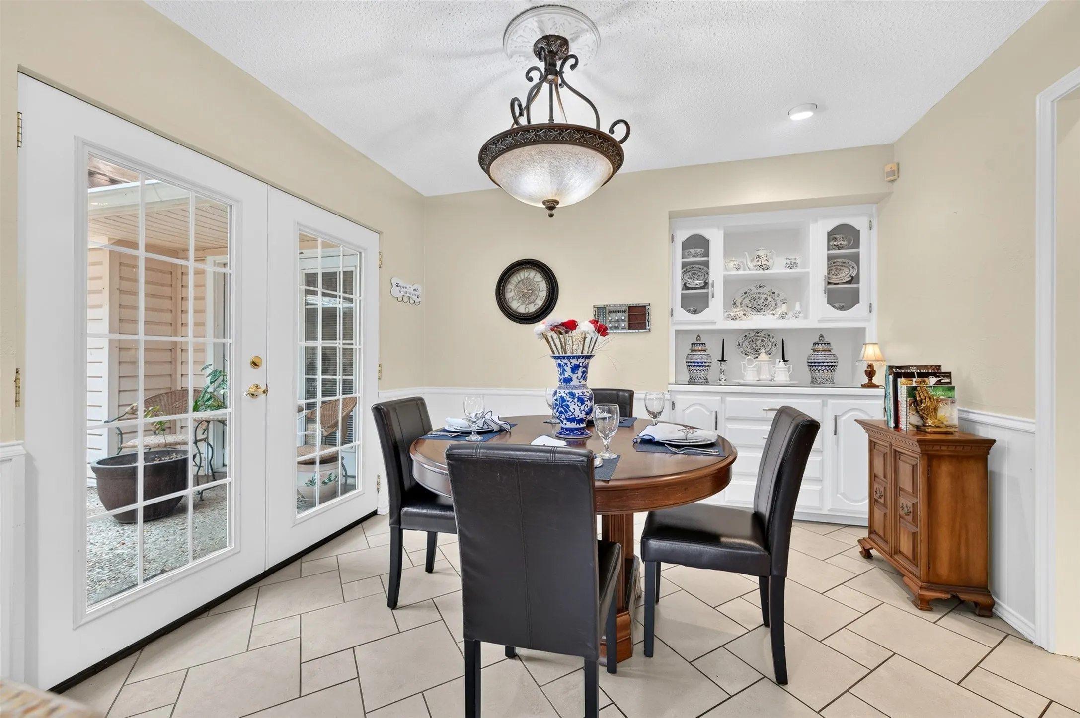 Single Family Residence For Sale in Collin County , 1713 Alameda Court, Plano, Texas 75074, 4 Bedroom, 3 Bathroom, 2 Garage spaces, 2,471 Sqft, built in 1978, mls#21370458, Real Estate Agent in Plano, Homes For Sale in Collin county, Homes For Sale in Plano, Realtor in Plano Texas, Real Estate Brokerage Independent Realty Texas, Luminita Cordes Realtor