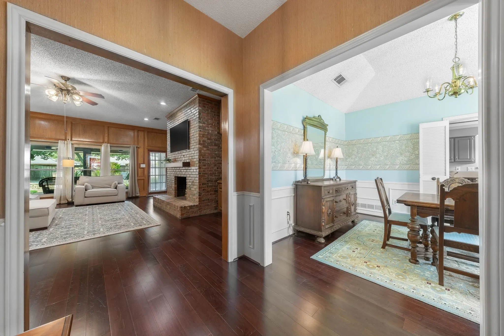 Entryway into dining room and living room
