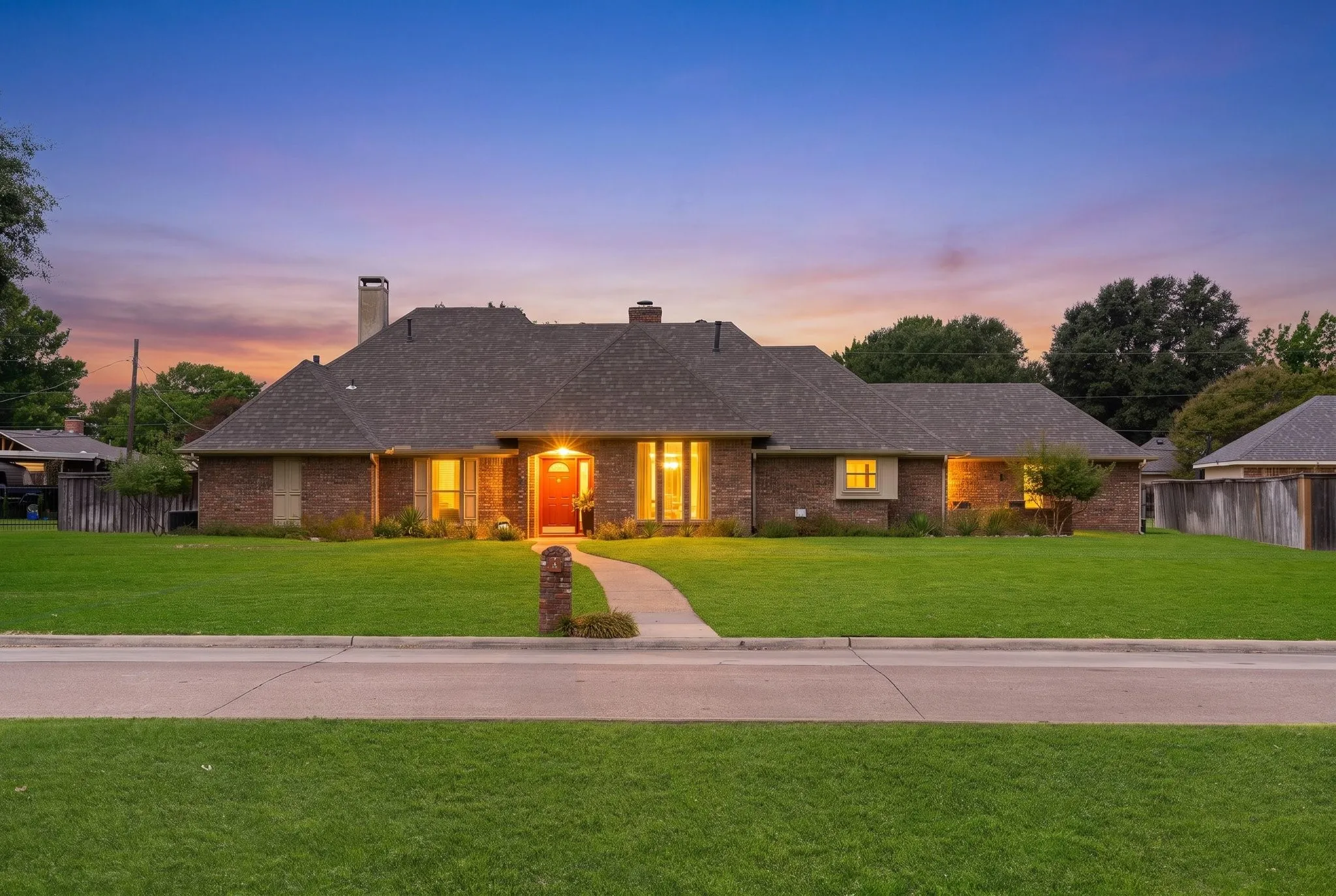 Single Family Residence For Sale in Dallas County , 221 Manor Way, Sunnyvale, Texas 75182, 3 Bedroom, 3 Bathroom, 3 Garage spaces, 2,531 Sqft, built in 1982, mls#21368111, Real Estate Agent in Sunnyvale, Homes For Sale in Dallas county, Homes For Sale in Sunnyvale, Realtor in Sunnyvale Texas, Real Estate Brokerage Independent Realty Texas, Luminita Cordes Realtor