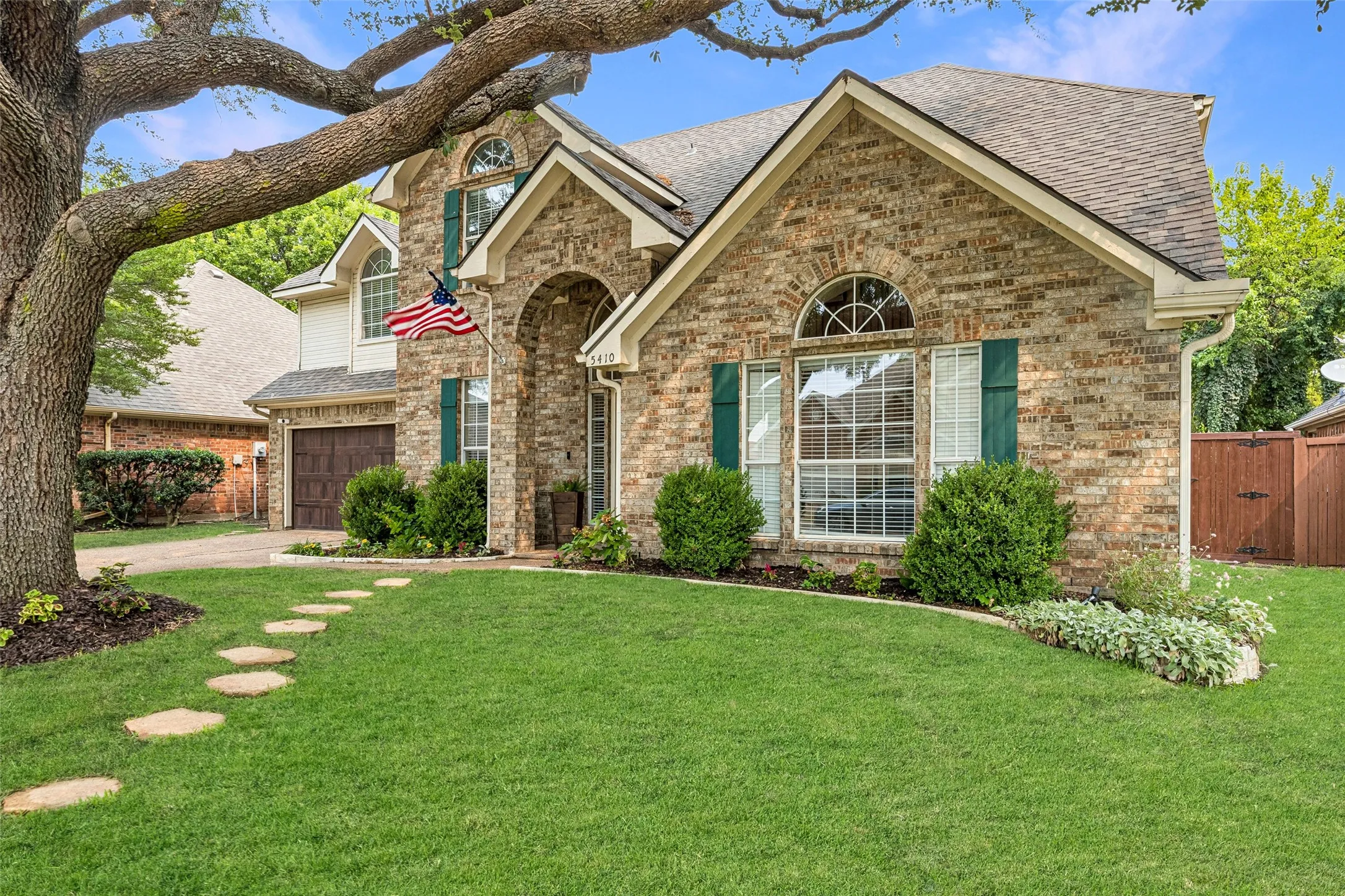 Single Family Residence For Sale in Collin County , 5410 Mill Run Drive, Mc Kinney, Texas 75072, 4 Bedroom, 3 Bathroom, 2 Garage spaces, 2,305 Sqft, built in 1990, mls#21364697, Real Estate Agent in Mc Kinney, Homes For Sale in Collin county, Homes For Sale in Mc Kinney, Realtor in Mc Kinney Texas, Real Estate Brokerage Independent Realty Texas, Luminita Cordes Realtor