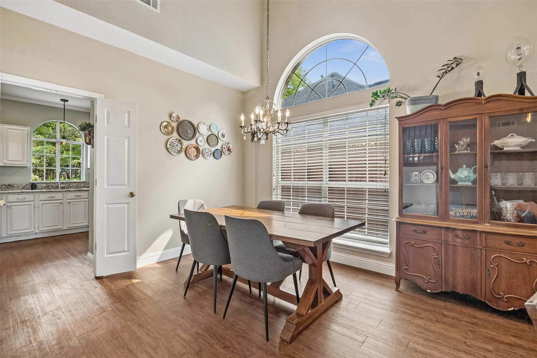 Single Family Residence For Sale in Collin County , 5410 Mill Run Drive, Mc Kinney, Texas 75072, 4 Bedroom, 3 Bathroom, 2 Garage spaces, 2,305 Sqft, built in 1990, mls#21364697, Real Estate Agent in Mc Kinney, Homes For Sale in Collin county, Homes For Sale in Mc Kinney, Realtor in Mc Kinney Texas, Real Estate Brokerage Independent Realty Texas, Luminita Cordes Realtor