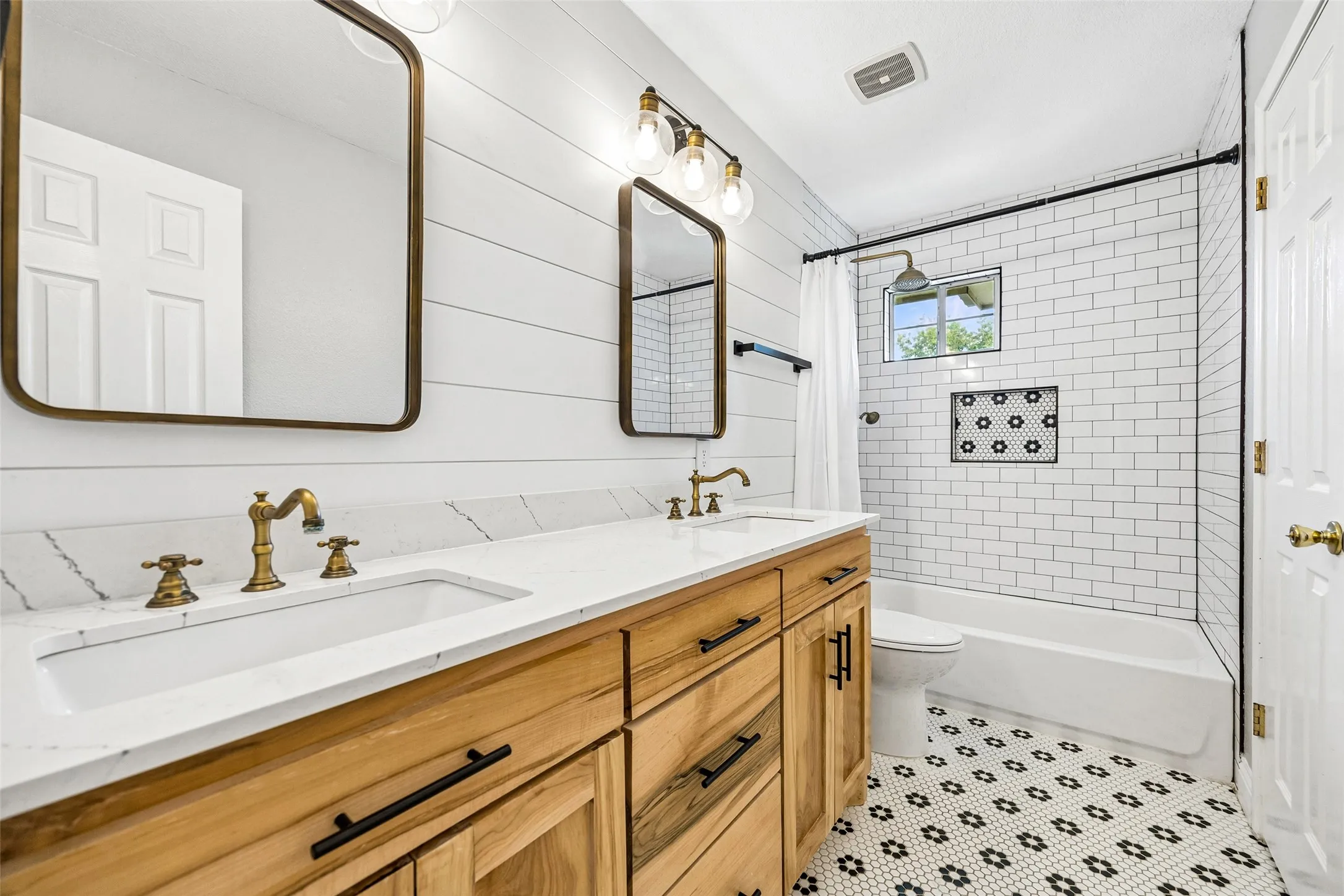 Single Family Residence For Sale in Collin County , 5410 Mill Run Drive, Mc Kinney, Texas 75072, 4 Bedroom, 3 Bathroom, 2 Garage spaces, 2,305 Sqft, built in 1990, mls#21364697, Real Estate Agent in Mc Kinney, Homes For Sale in Collin county, Homes For Sale in Mc Kinney, Realtor in Mc Kinney Texas, Real Estate Brokerage Independent Realty Texas, Luminita Cordes Realtor