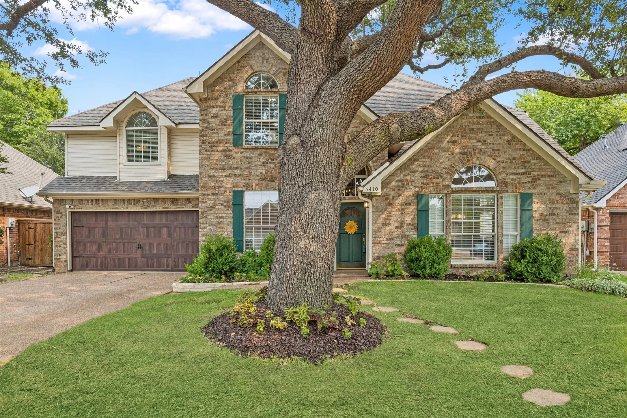 Single Family Residence For Sale in Collin County , 5410 Mill Run Drive, Mc Kinney, Texas 75072, 4 Bedroom, 3 Bathroom, 2 Garage spaces, 2,305 Sqft, built in 1990, mls#21364697, Real Estate Agent in Mc Kinney, Homes For Sale in Collin county, Homes For Sale in Mc Kinney, Realtor in Mc Kinney Texas, Real Estate Brokerage Independent Realty Texas, Luminita Cordes Realtor