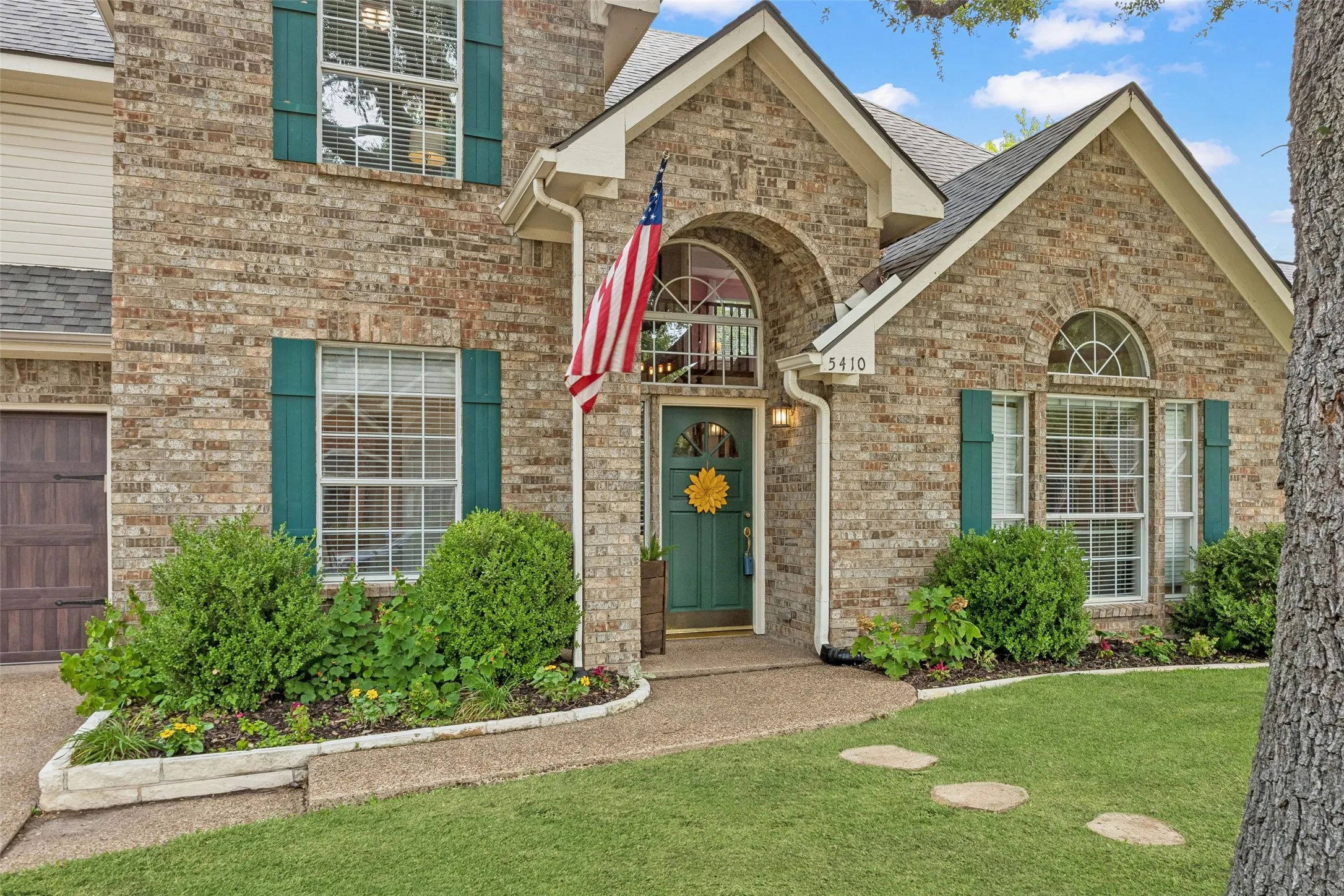 Single Family Residence For Sale in Collin County , 5410 Mill Run Drive, Mc Kinney, Texas 75072, 4 Bedroom, 3 Bathroom, 2 Garage spaces, 2,305 Sqft, built in 1990, mls#21364697, Real Estate Agent in Mc Kinney, Homes For Sale in Collin county, Homes For Sale in Mc Kinney, Realtor in Mc Kinney Texas, Real Estate Brokerage Independent Realty Texas, Luminita Cordes Realtor