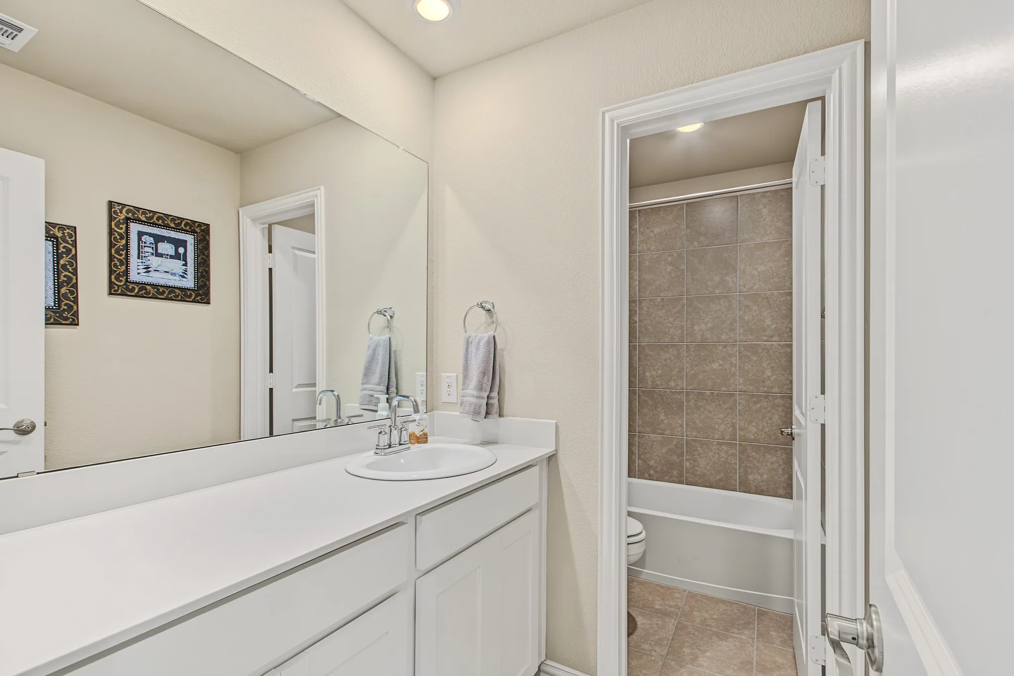 Single Family Residence For Sale in Denton County , 3020 Prairie Trail Avenue, Aubrey, Texas 76227, 4 Bedroom, 4 Bathroom, 2 Garage spaces, 3,484 Sqft, built in 2020, mls#21367537, Real Estate Agent in Aubrey, Homes For Sale in Denton county, Homes For Sale in Aubrey, Realtor in Aubrey Texas, Real Estate Brokerage Independent Realty Texas, Luminita Cordes Realtor