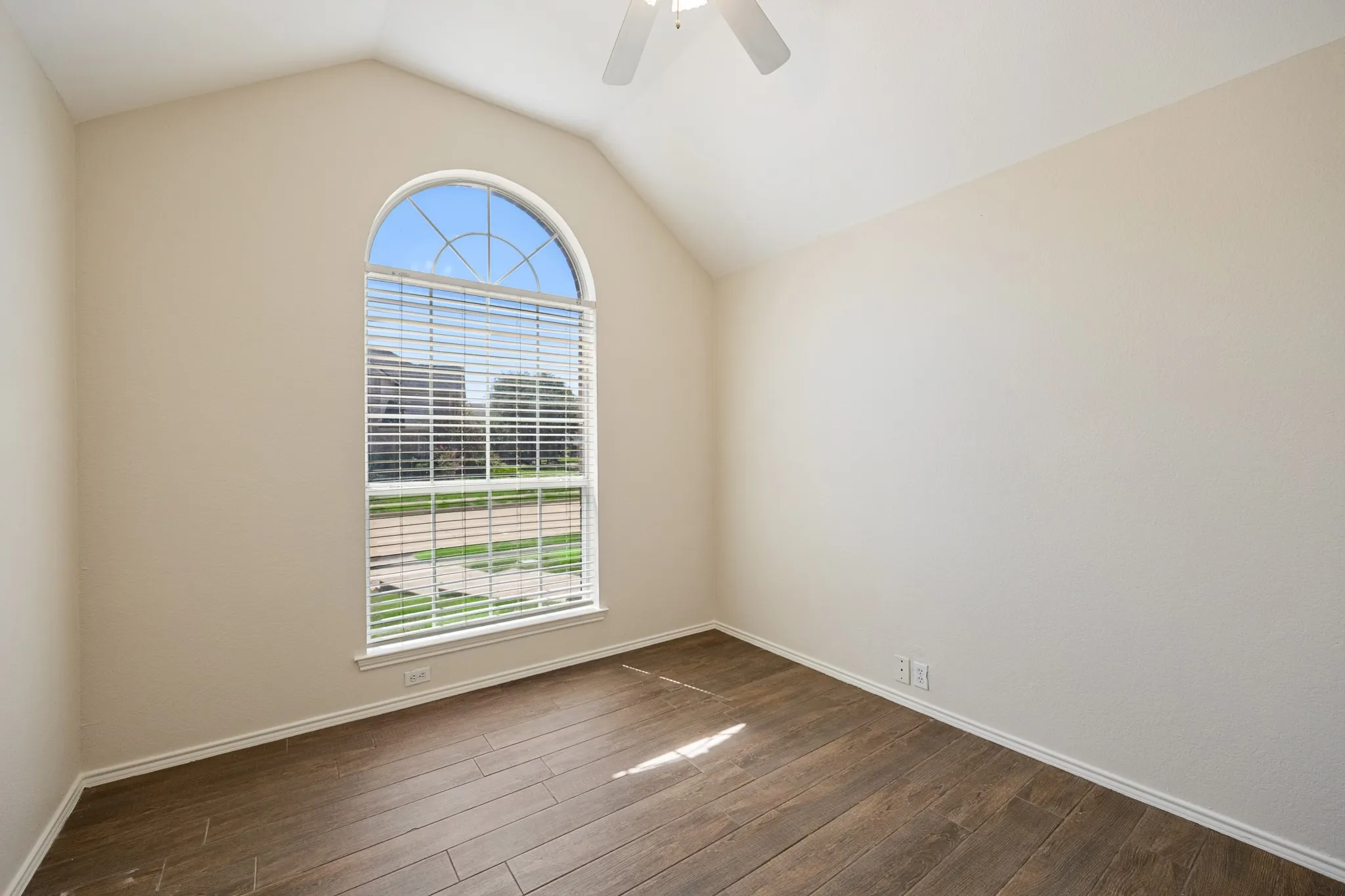 Single Family Residence For Sale in Rockwall County , 9701 Rochdale Drive, Rowlett, Texas 75087, 4 Bedroom, 2 Bathroom, 2 Garage spaces, 2,119 Sqft, built in 1995, mls#21369767, Real Estate Agent in Rowlett, Homes For Sale in Rockwall county, Homes For Sale in Rowlett, Realtor in Rowlett Texas, Real Estate Brokerage Independent Realty Texas, Luminita Cordes Realtor