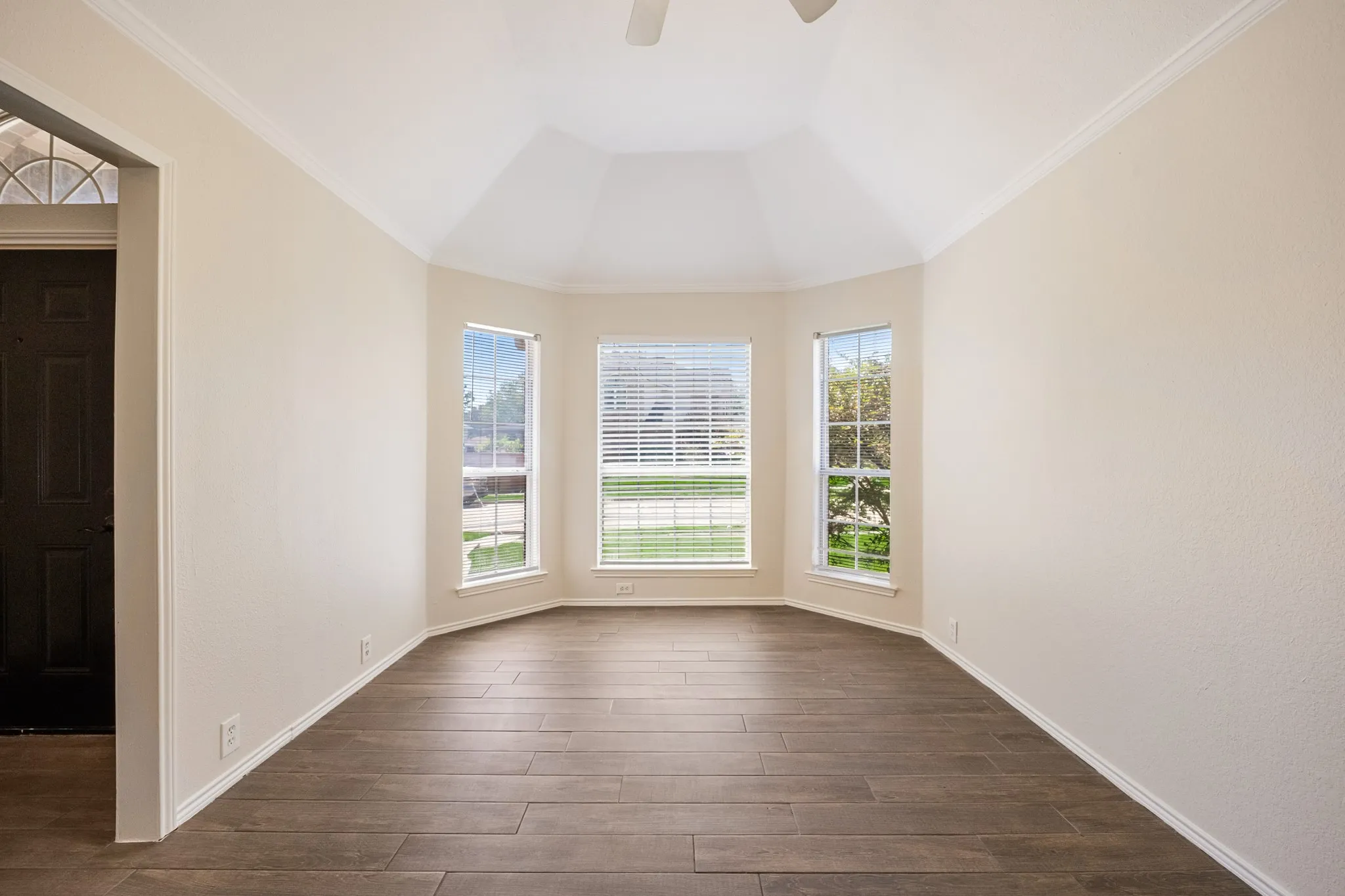 Single Family Residence For Sale in Rockwall County , 9701 Rochdale Drive, Rowlett, Texas 75087, 4 Bedroom, 2 Bathroom, 2 Garage spaces, 2,119 Sqft, built in 1995, mls#21369767, Real Estate Agent in Rowlett, Homes For Sale in Rockwall county, Homes For Sale in Rowlett, Realtor in Rowlett Texas, Real Estate Brokerage Independent Realty Texas, Luminita Cordes Realtor