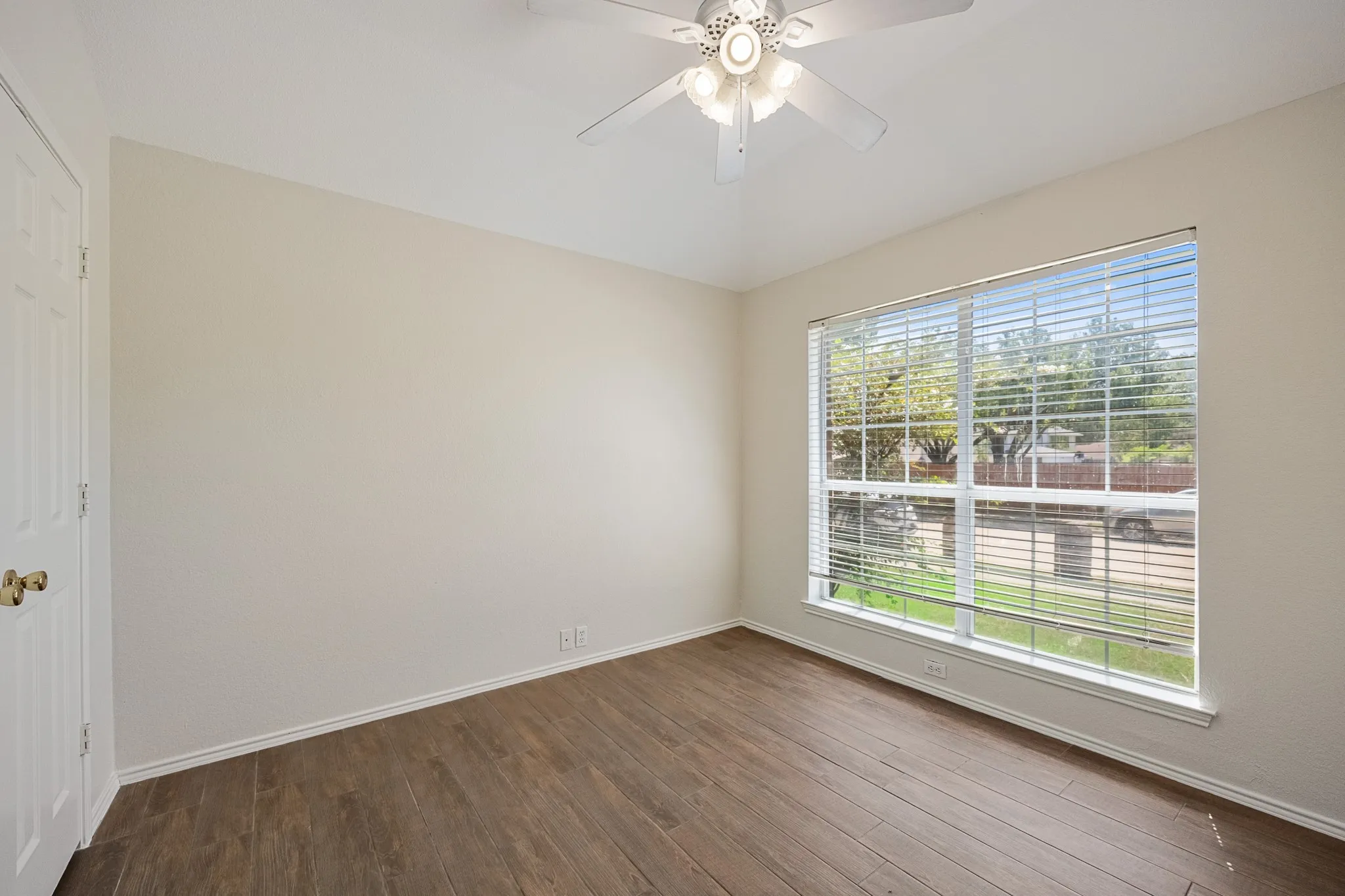 Single Family Residence For Sale in Rockwall County , 9701 Rochdale Drive, Rowlett, Texas 75087, 4 Bedroom, 2 Bathroom, 2 Garage spaces, 2,119 Sqft, built in 1995, mls#21369767, Real Estate Agent in Rowlett, Homes For Sale in Rockwall county, Homes For Sale in Rowlett, Realtor in Rowlett Texas, Real Estate Brokerage Independent Realty Texas, Luminita Cordes Realtor