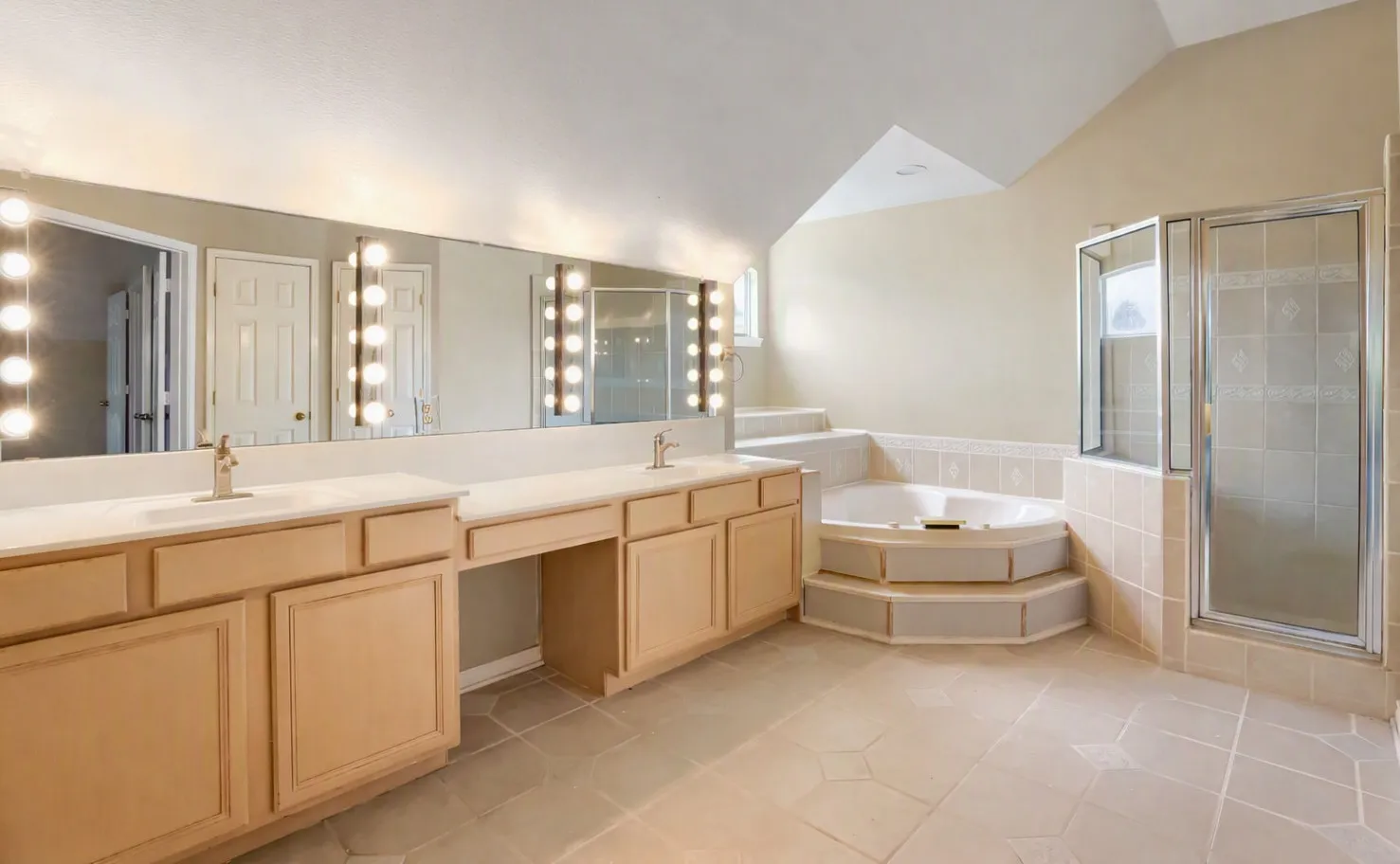 Single Family Residence For Sale in Collin County , 316 Shady Timbers Lane, Murphy, Texas 75094, 4 Bedroom, 2 Bathroom, Garage spaces, 3,017 Sqft, built in 1996, mls#21369383, Real Estate Agent in Murphy, Homes For Sale in Collin county, Homes For Sale in Murphy, Realtor in Murphy Texas, Real Estate Brokerage Independent Realty Texas, Luminita Cordes Realtor
