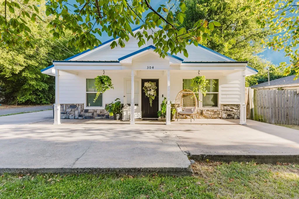 Single Family Residence For Sale in Hopkins County , 304 Jarbo Street, Sulphur Springs, Texas 75482, 2 Bedroom, 1 Bathroom, Garage spaces, 930 Sqft, built in 2020, mls#21370044, Real Estate Agent in Sulphur Springs, Homes For Sale in Hopkins county, Homes For Sale in Sulphur Springs, Realtor in Sulphur Springs Texas, Real Estate Brokerage Independent Realty Texas, Luminita Cordes Realtor