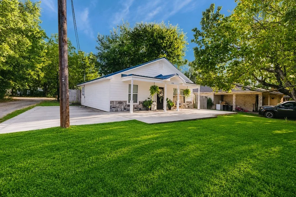 Single Family Residence For Sale in Hopkins County , 304 Jarbo Street, Sulphur Springs, Texas 75482, 2 Bedroom, 1 Bathroom, Garage spaces, 930 Sqft, built in 2020, mls#21370044, Real Estate Agent in Sulphur Springs, Homes For Sale in Hopkins county, Homes For Sale in Sulphur Springs, Realtor in Sulphur Springs Texas, Real Estate Brokerage Independent Realty Texas, Luminita Cordes Realtor