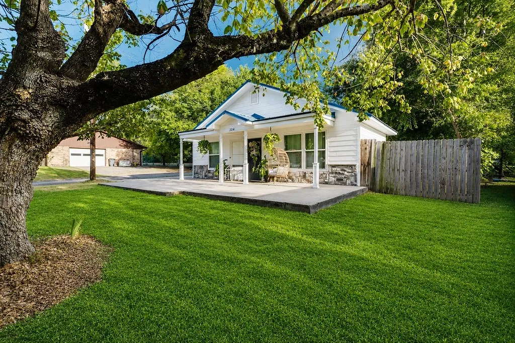 Single Family Residence For Sale in Hopkins County , 304 Jarbo Street, Sulphur Springs, Texas 75482, 2 Bedroom, 1 Bathroom, Garage spaces, 930 Sqft, built in 2020, mls#21370044, Real Estate Agent in Sulphur Springs, Homes For Sale in Hopkins county, Homes For Sale in Sulphur Springs, Realtor in Sulphur Springs Texas, Real Estate Brokerage Independent Realty Texas, Luminita Cordes Realtor