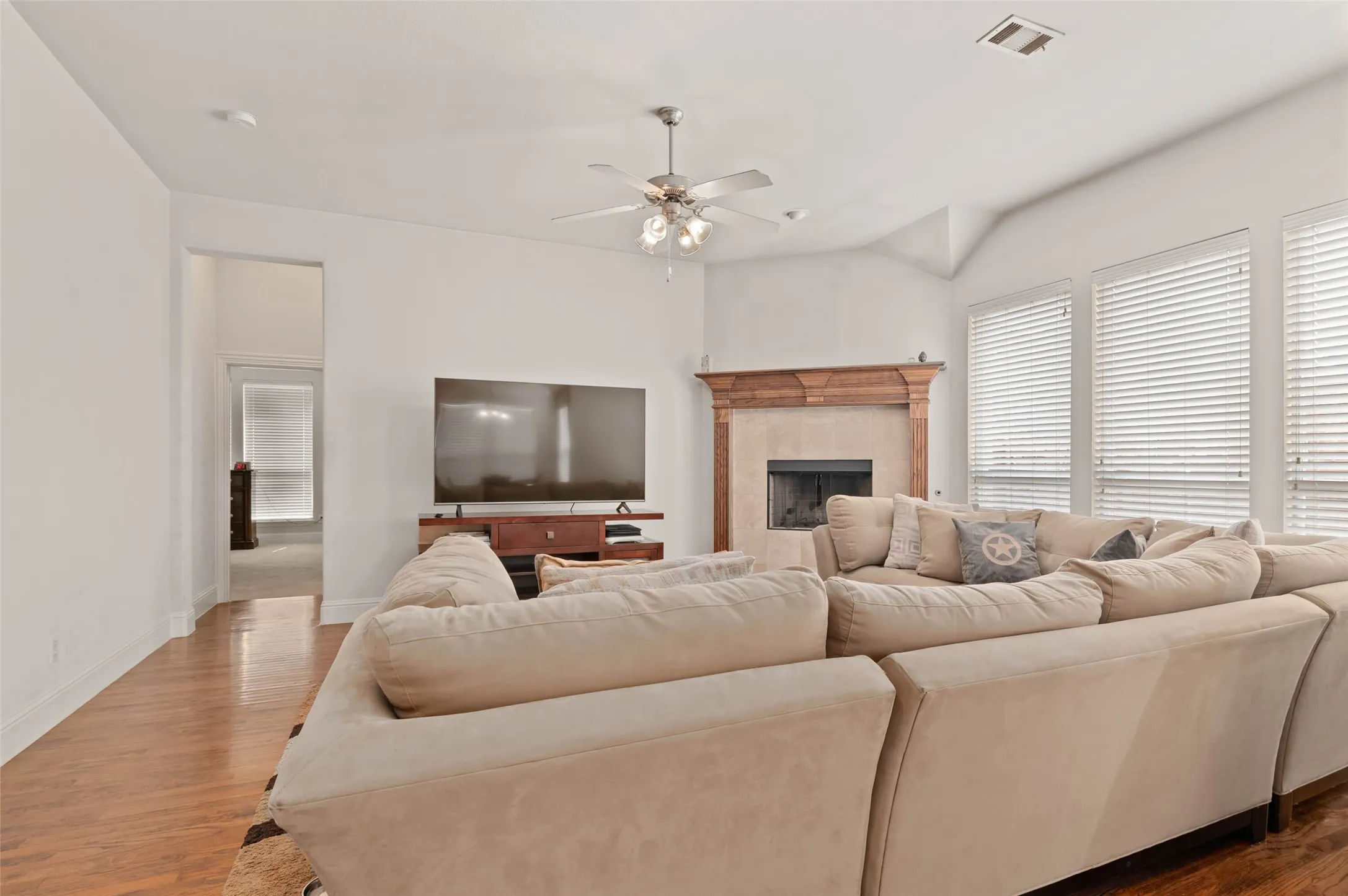 Single Family Residence For Sale in Dallas County , 2501 Claymore Avenue, Garland, Texas 75043, 4 Bedroom, 2 Bathroom, 2 Garage spaces, 2,231 Sqft, built in 2009, mls#21366803, Real Estate Agent in Garland, Homes For Sale in Dallas county, Homes For Sale in Garland, Realtor in Garland Texas, Real Estate Brokerage Independent Realty Texas, Luminita Cordes Realtor