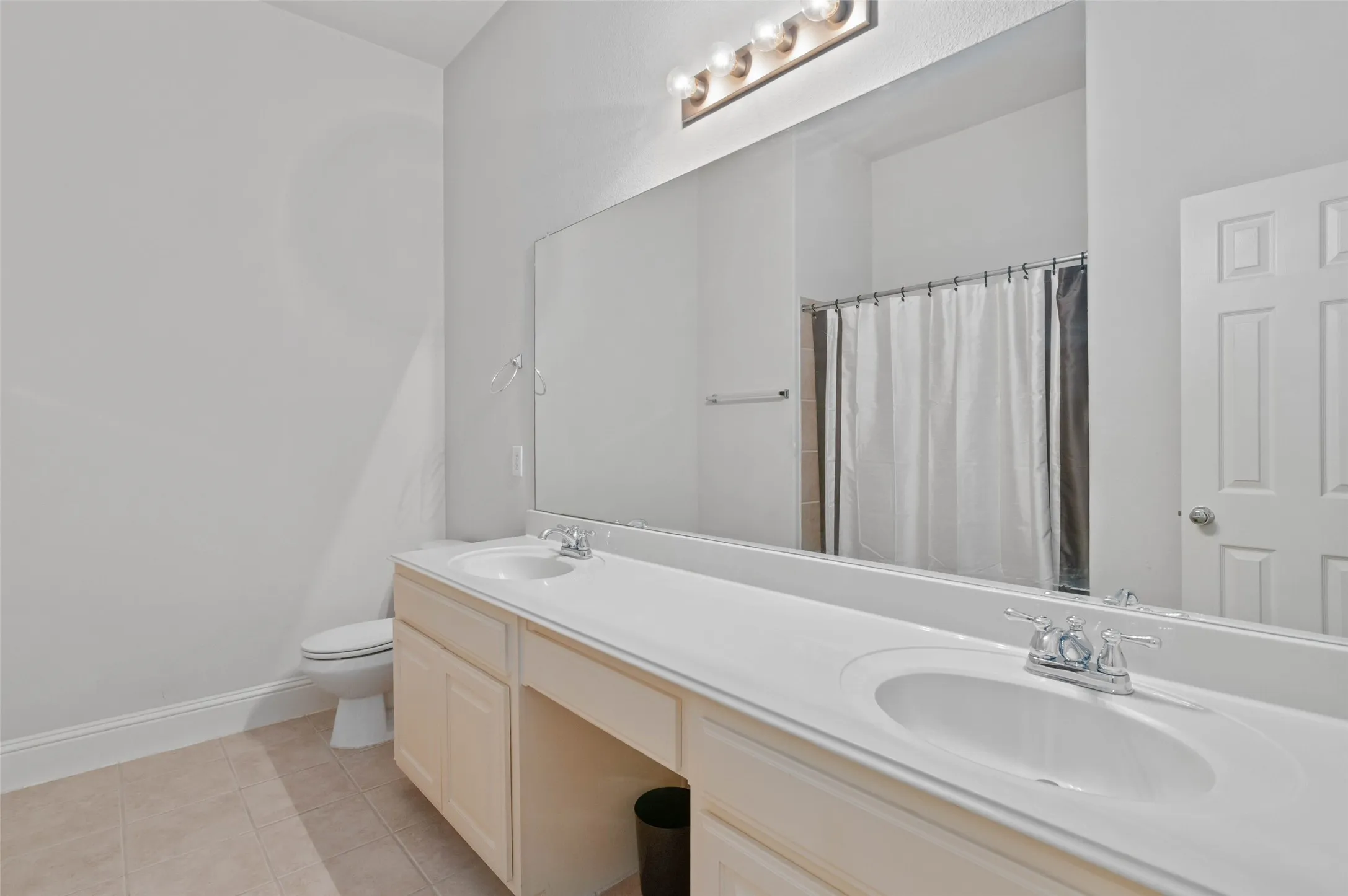 Single Family Residence For Sale in Dallas County , 2501 Claymore Avenue, Garland, Texas 75043, 4 Bedroom, 2 Bathroom, 2 Garage spaces, 2,231 Sqft, built in 2009, mls#21366803, Real Estate Agent in Garland, Homes For Sale in Dallas county, Homes For Sale in Garland, Realtor in Garland Texas, Real Estate Brokerage Independent Realty Texas, Luminita Cordes Realtor